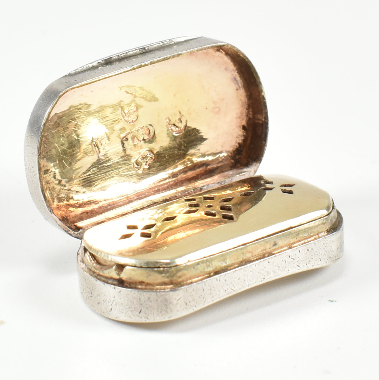 GEORGE III HALLMARKED SILVER VINAIGRETTE