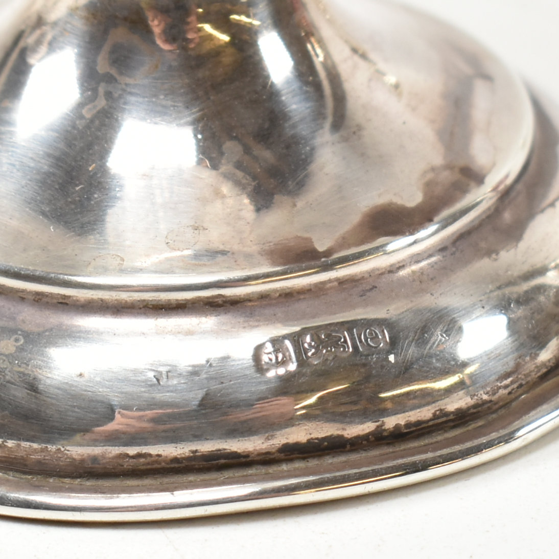 EARLY 20TH CENTURY HALLMARKED SILVER & CUT GLASS BOTTLES & VASE - Image 6 of 9