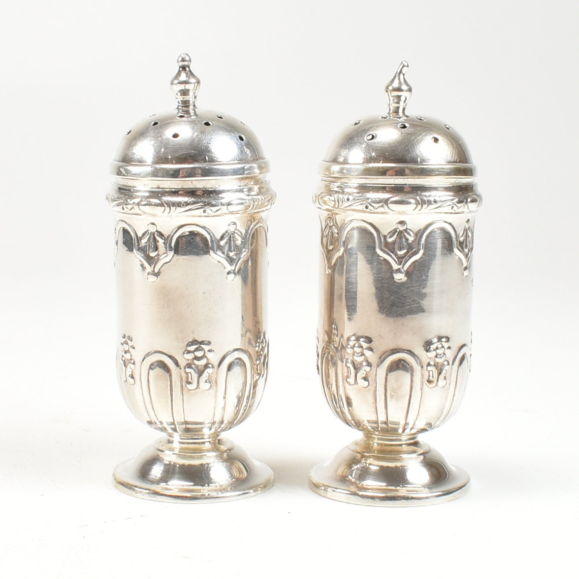 TWO EARLY 20TH CENTURY CASED HALLMARKED SILVER CRUET SETS - Image 3 of 9