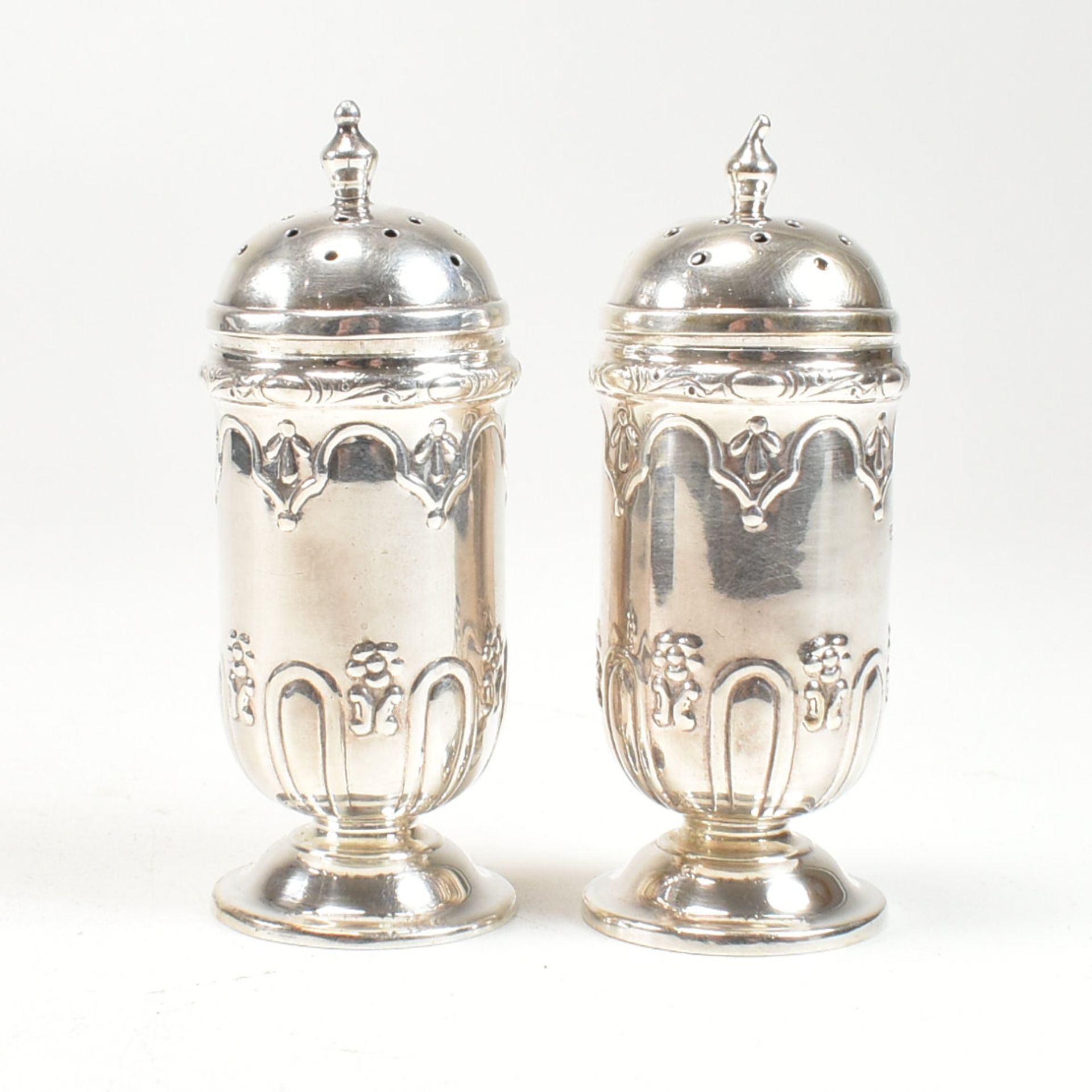 TWO EARLY 20TH CENTURY CASED HALLMARKED SILVER CRUET SETS - Bild 3 aus 9