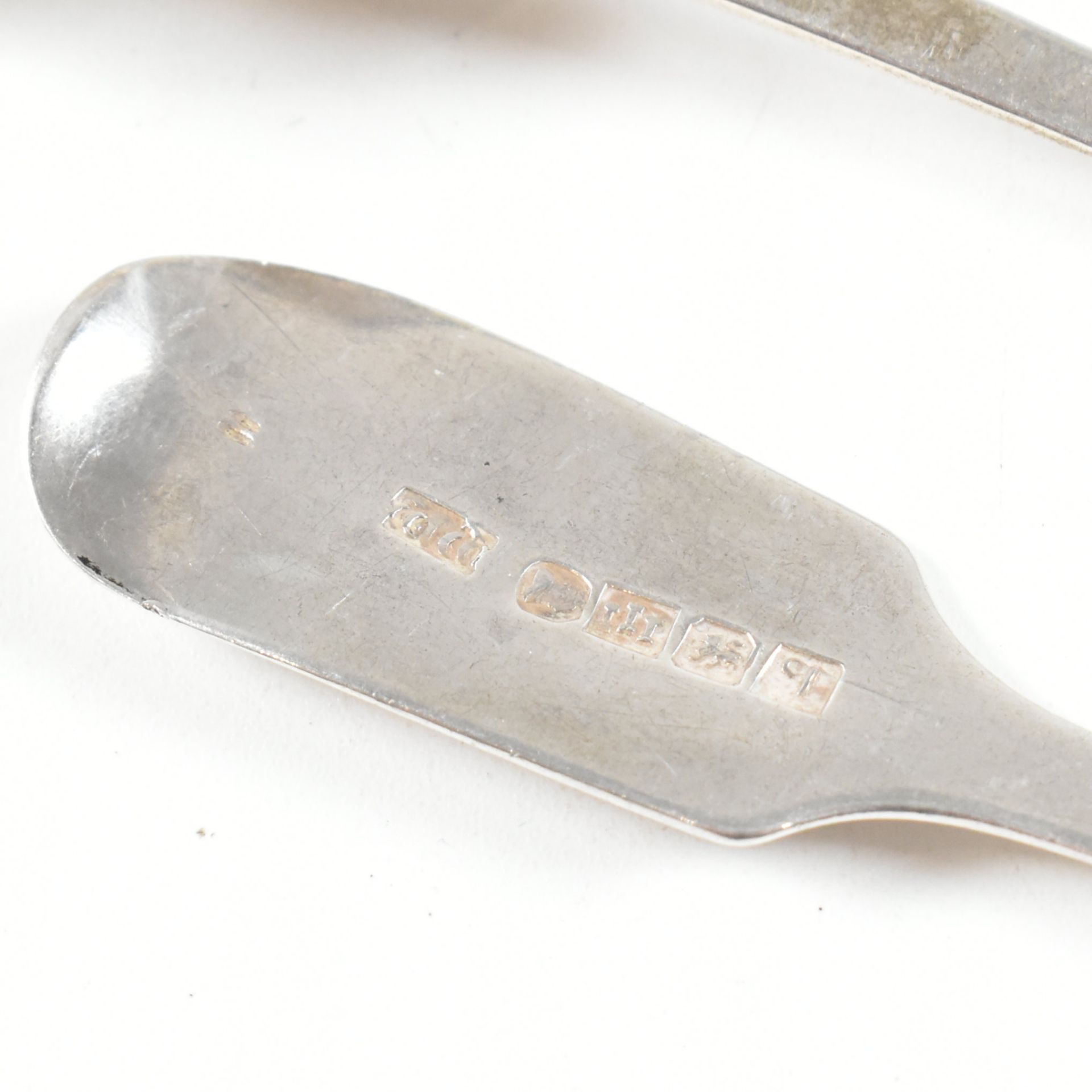 SIX GEORGE III & LATER HALLMARKED SILVER TEA SPOONS - Image 9 of 9