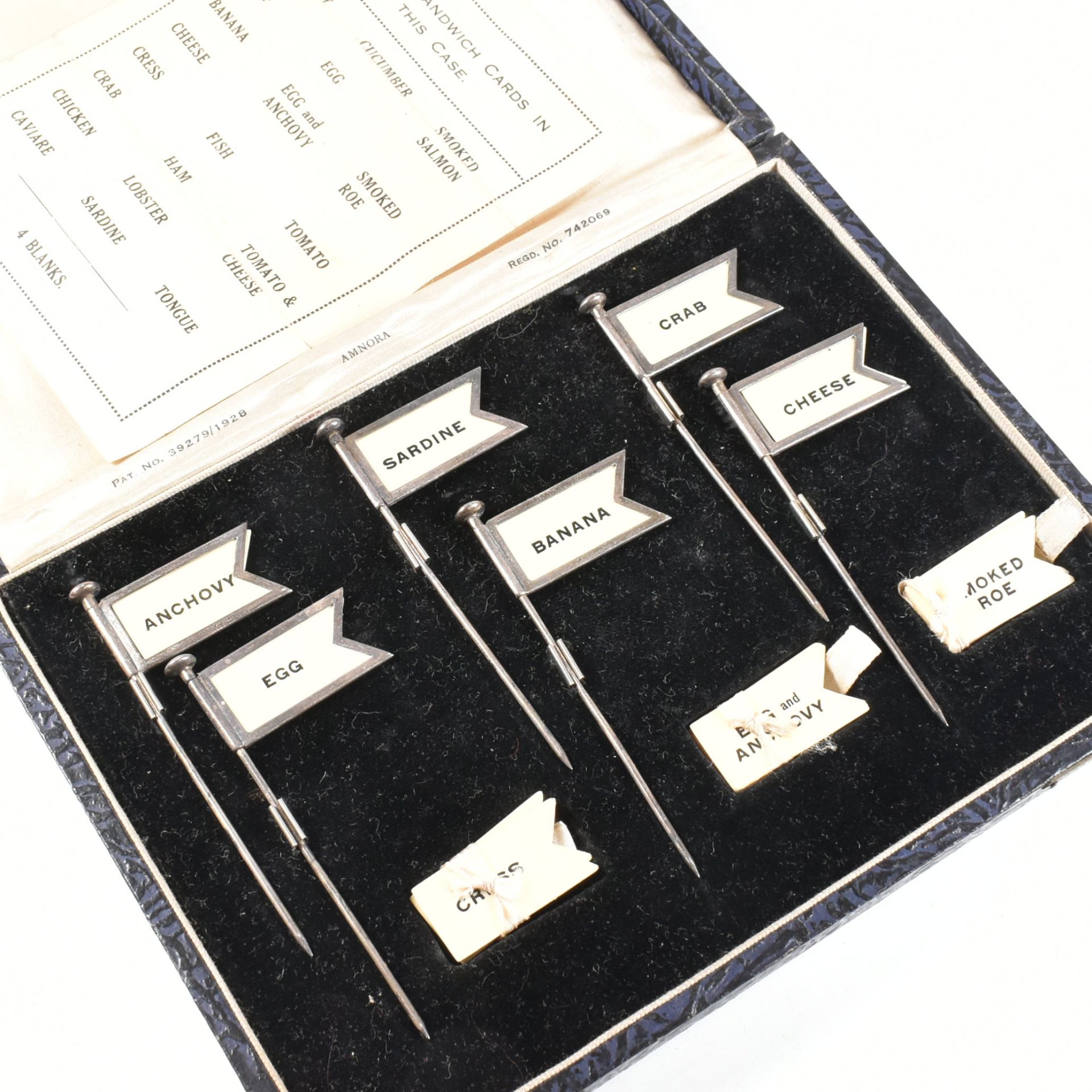 GEORGE V CASED SET OF SIX HALLMARKED SILVER SANDWICH FLAGS - Bild 9 aus 10