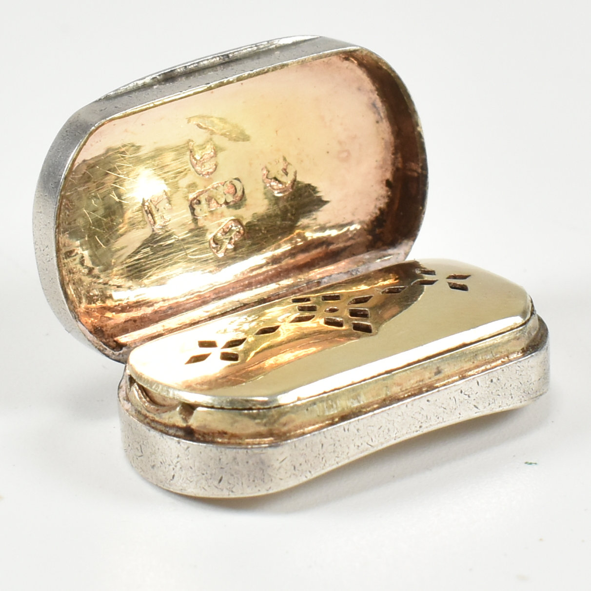 GEORGE III HALLMARKED SILVER VINAIGRETTE - Image 4 of 8