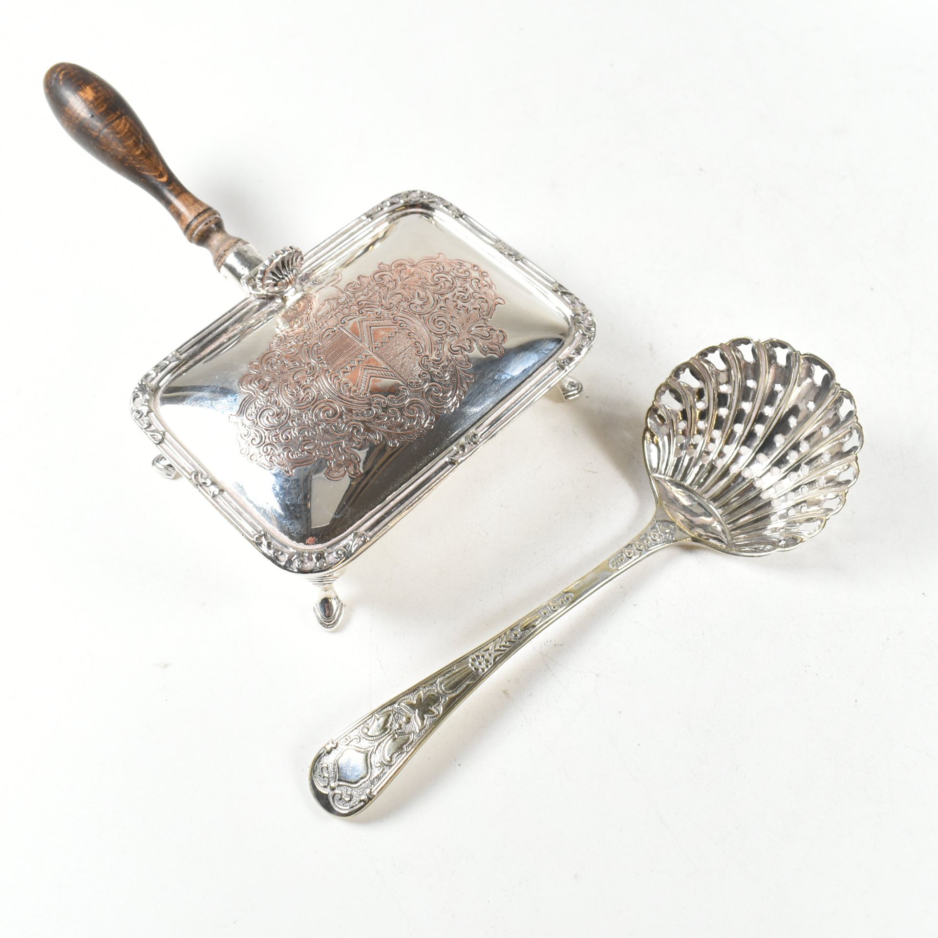 COLLECTION OF SILVER PLATED ITEMS - SUGAR SIFTING SPOON, URN - Bild 6 aus 8
