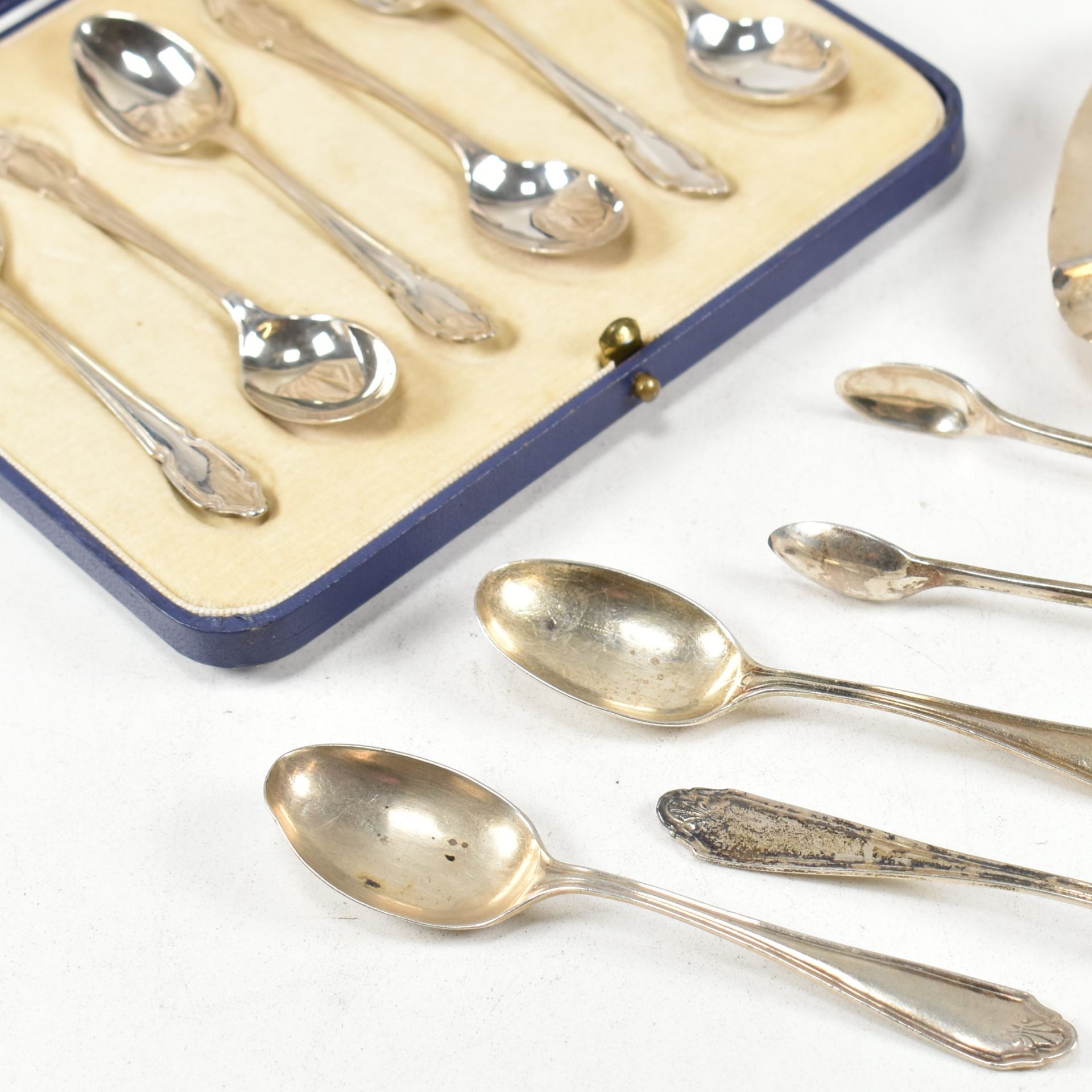 EARLY 20TH CENTURY HALLMARKED SILVER FLATWARE ITEMS - Image 4 of 11