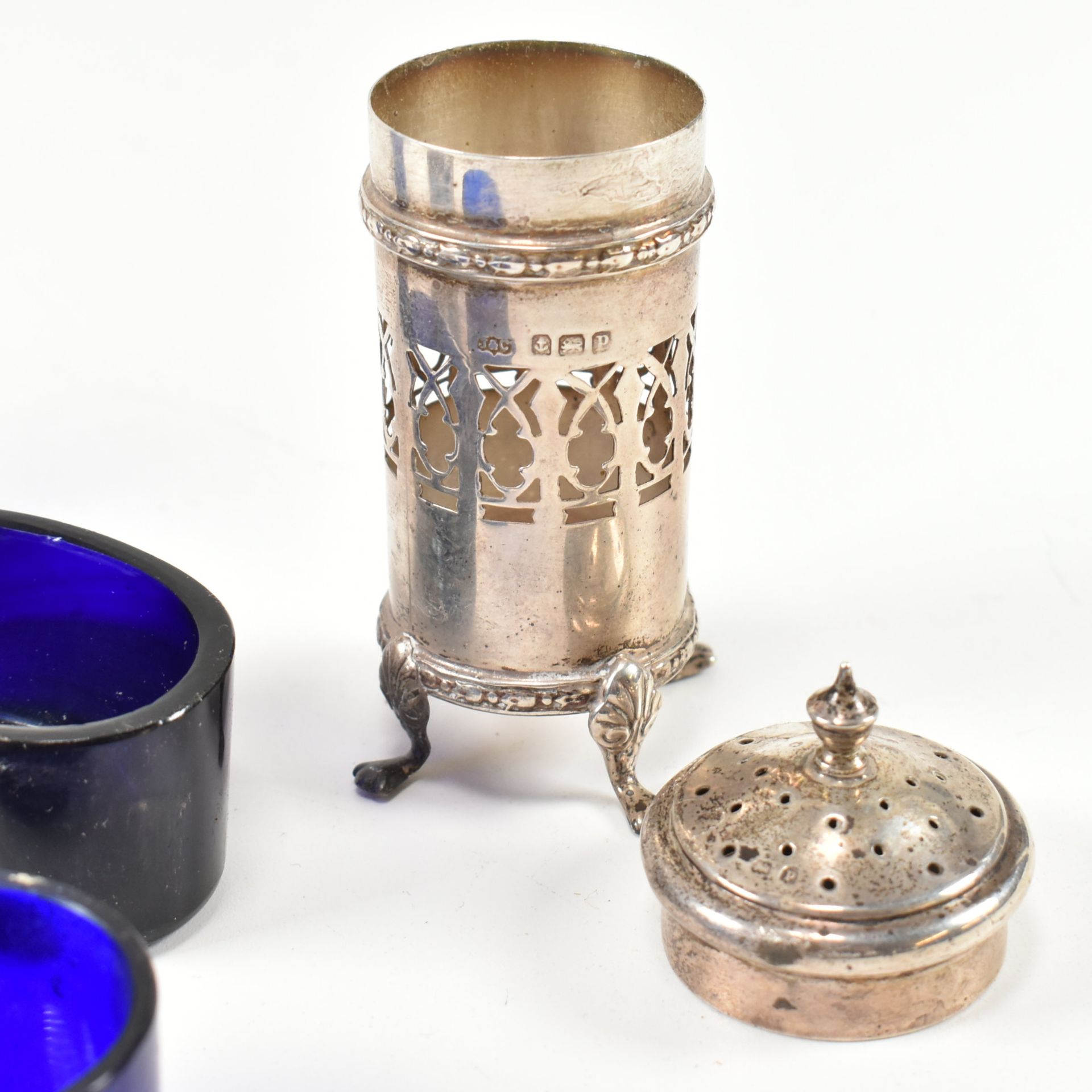 THREE GEORGE V HALLMARKED SILVER CONDIMENTS - Image 6 of 6