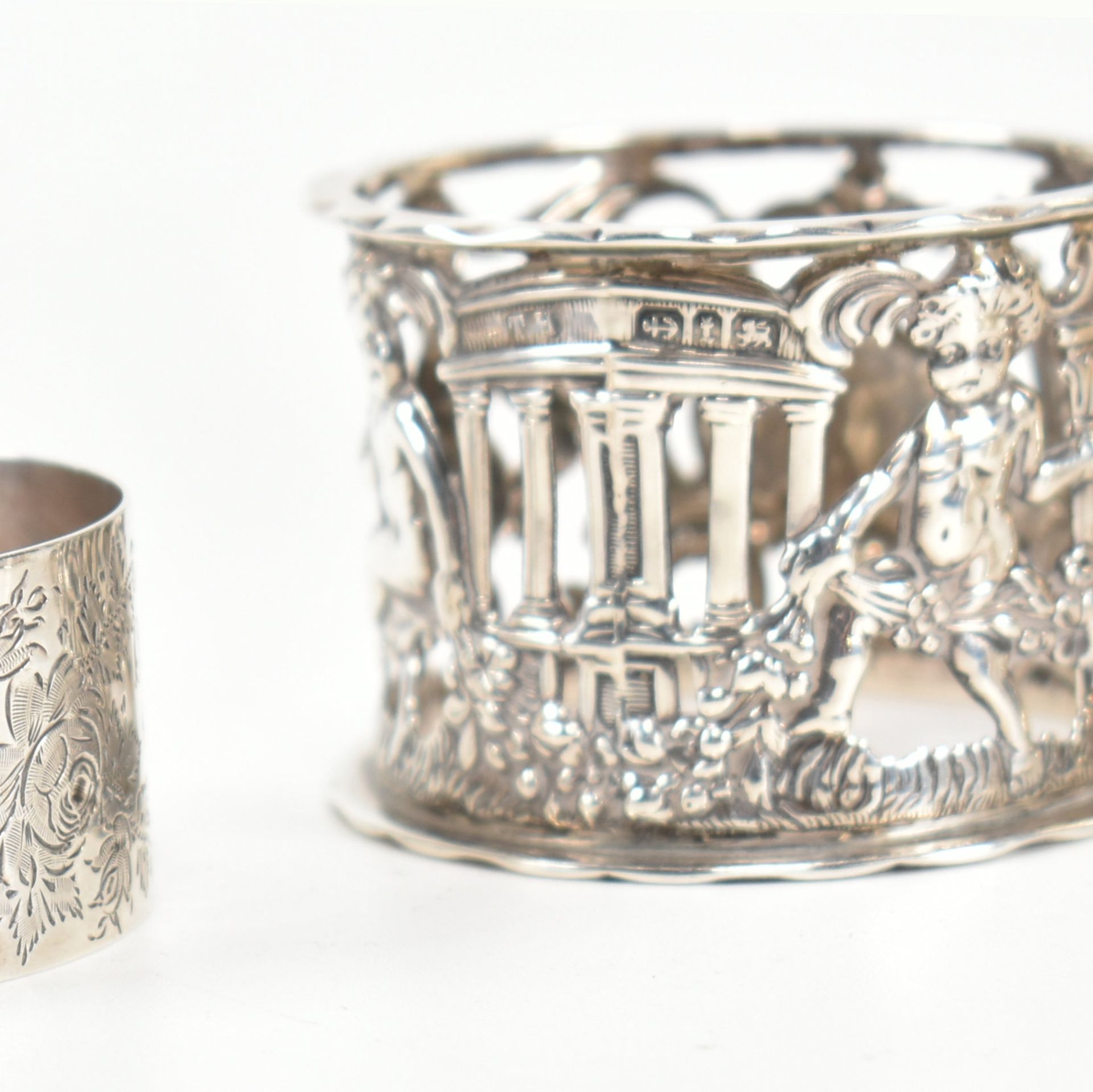 VICTORIAN & LATER HALLMARKED SILVER ITEMS CUP & NAPKIN RINGS - Bild 7 aus 8