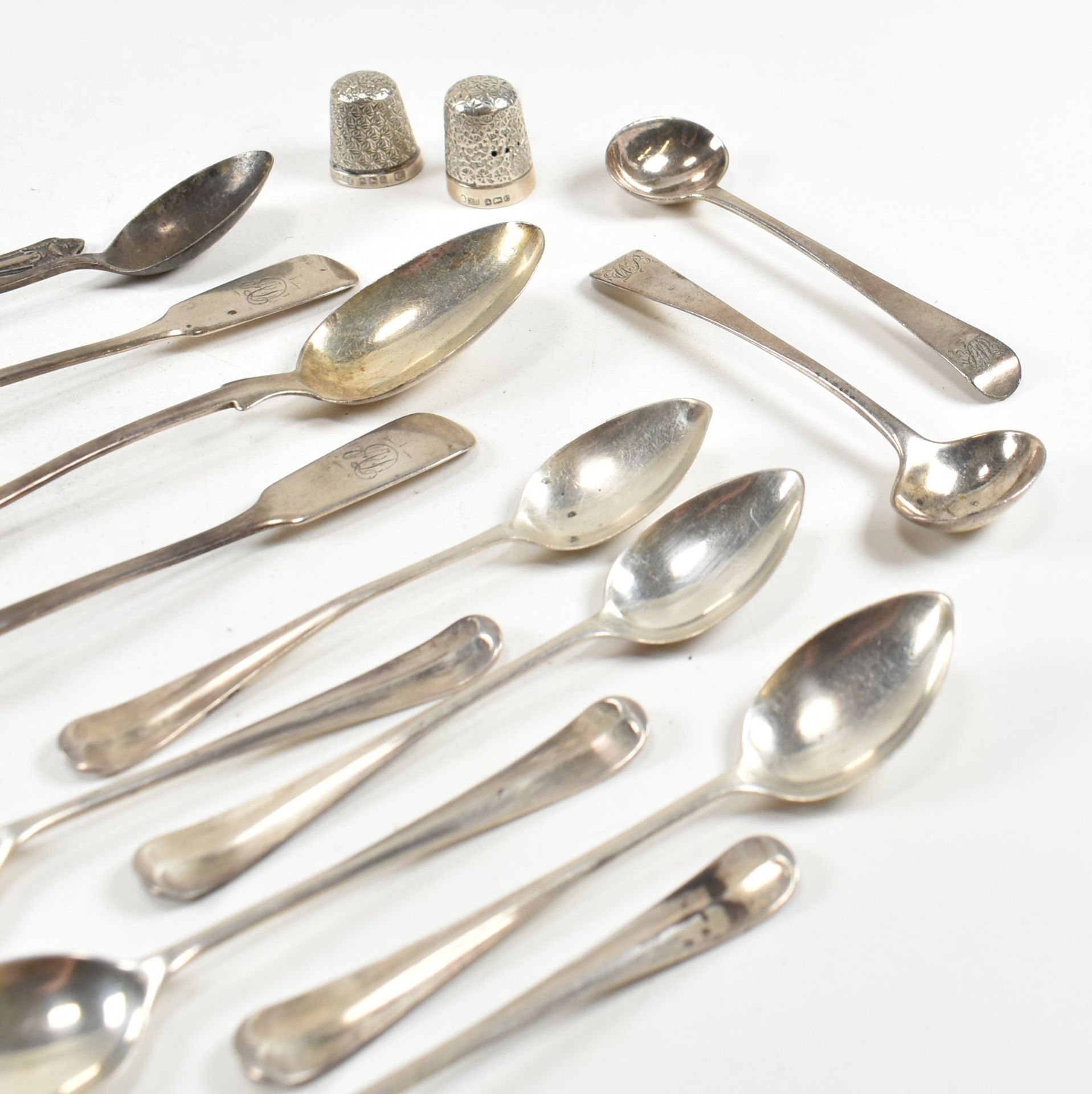 GEORGIAN & LATER HALLMARKED SILVER SPOONS & THIMBLES - Image 4 of 5