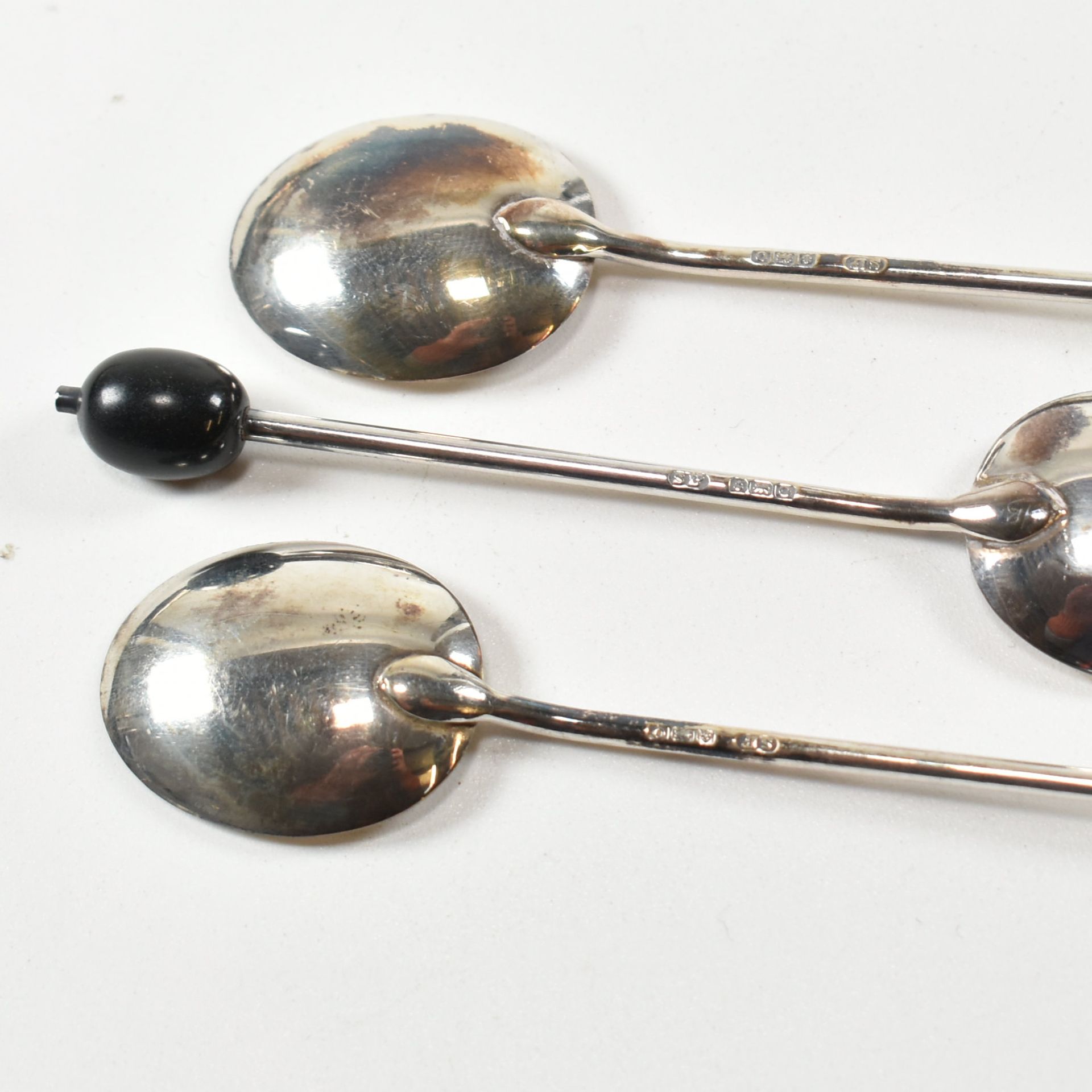 TWO CASED SETS OF GEORGE V HALLMARKED SILVER SPOONS - Image 9 of 10