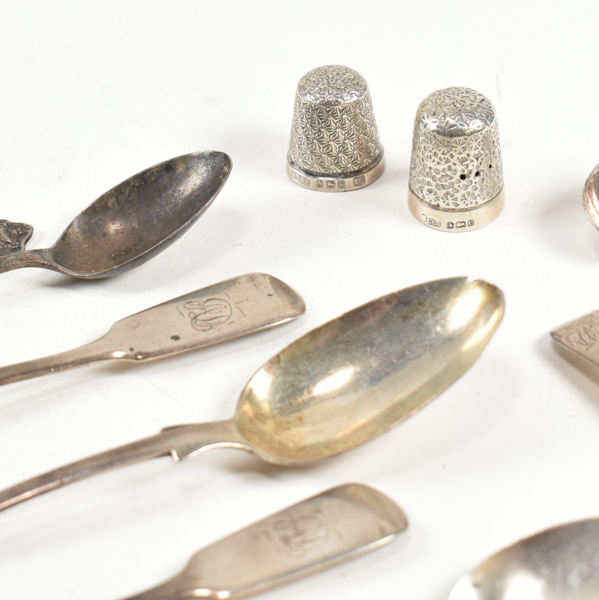 GEORGIAN & LATER HALLMARKED SILVER SPOONS & THIMBLES - Image 2 of 5