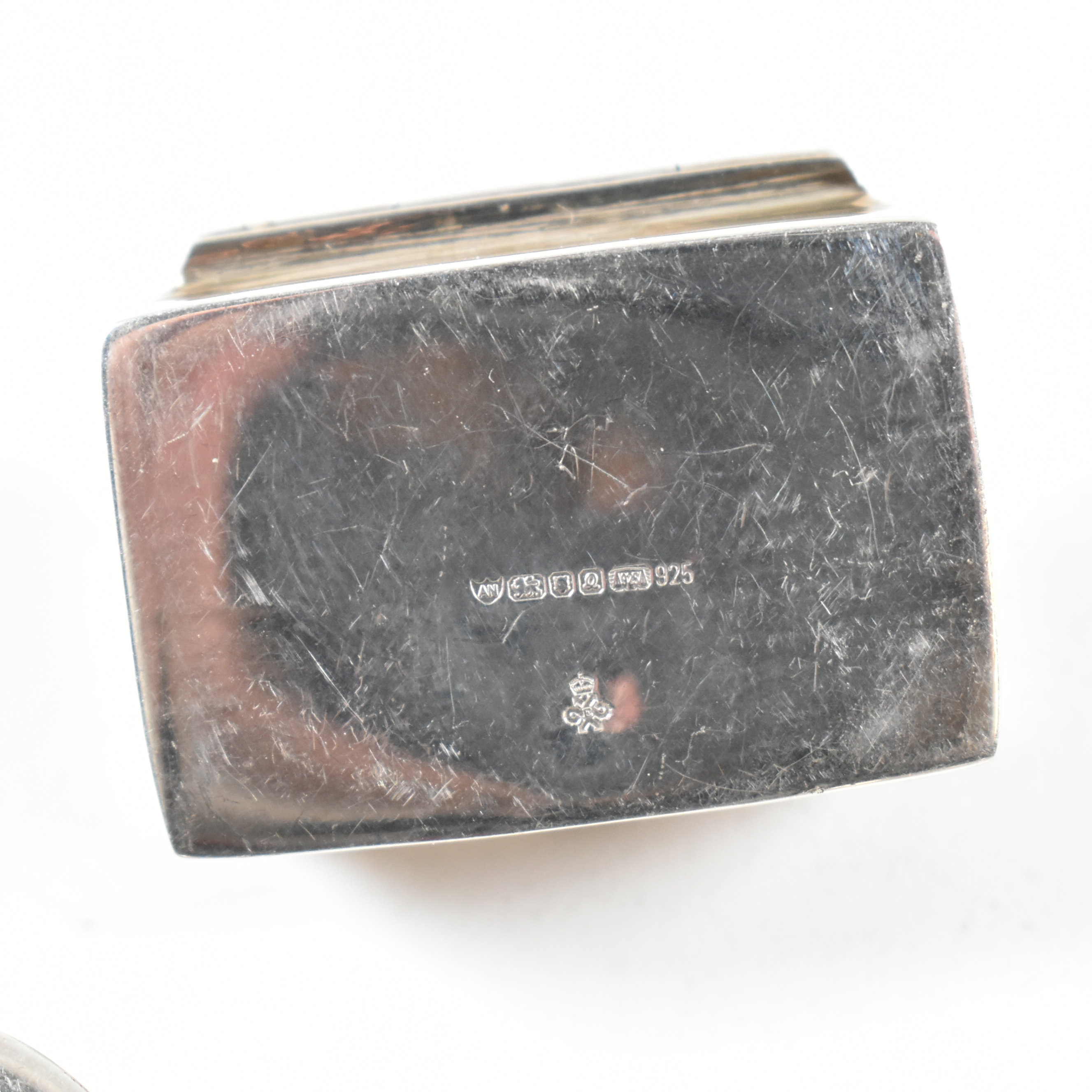 THREE CONTEMPORARY 925 & HALLMARKED SILVER PILL BOXES - Image 5 of 7