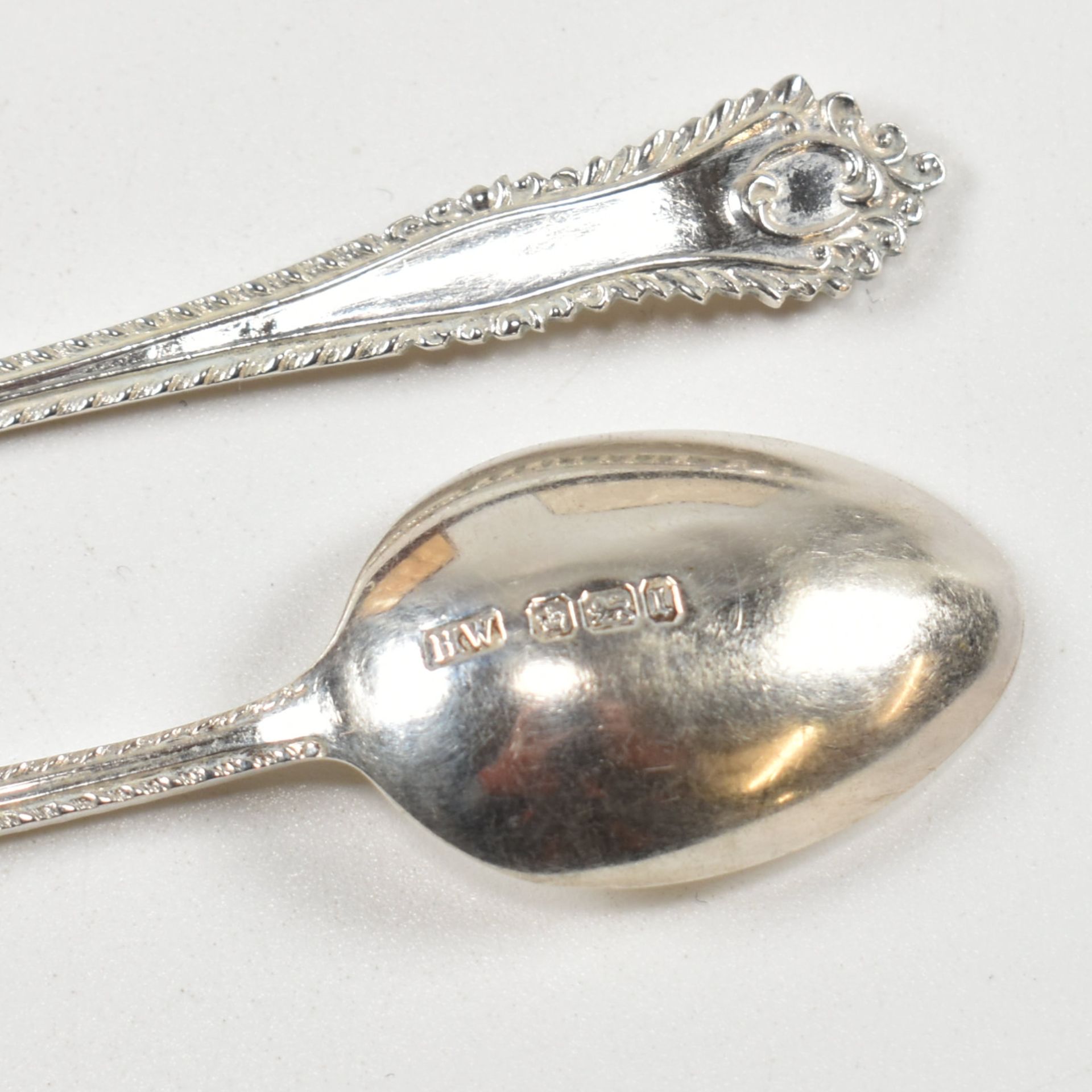 TWO CASED SETS OF HALLMARKED SILVER SPOONS EDWARD VII & LATER - Bild 4 aus 8