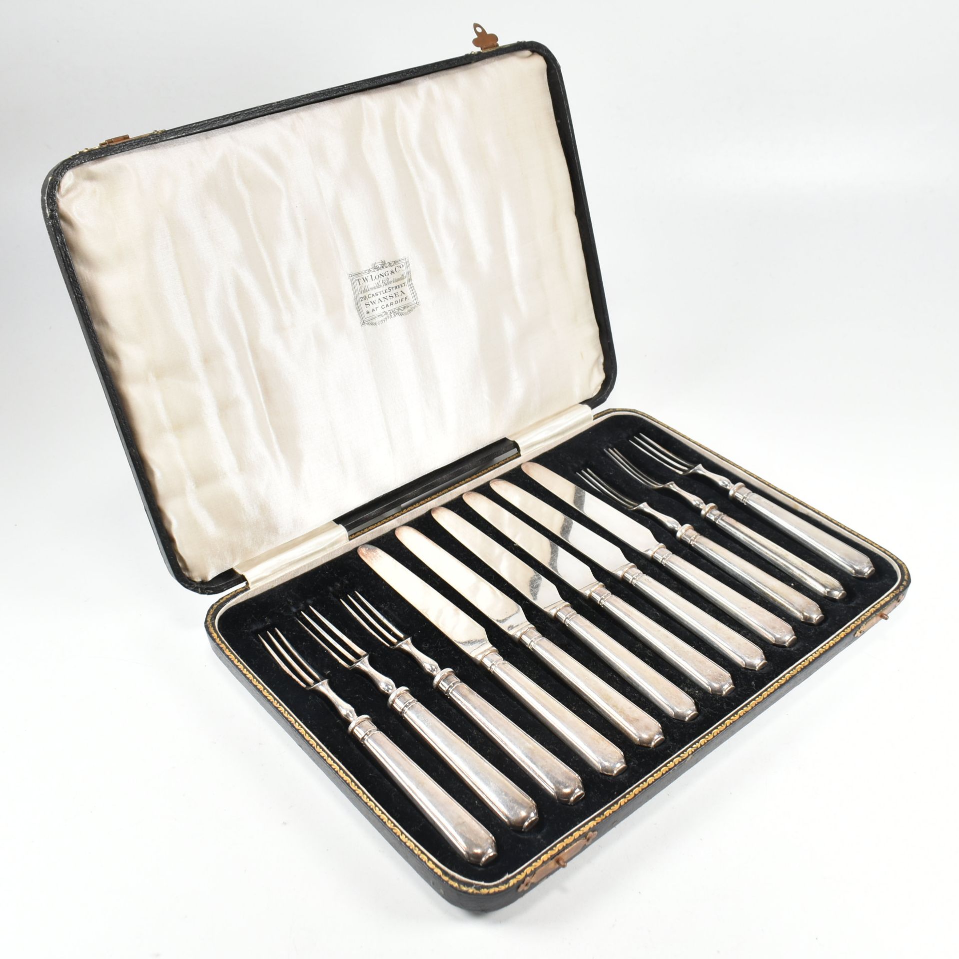 GEORGE V CASED SET OF SILVER HANDLED FRUIT CUTLERY