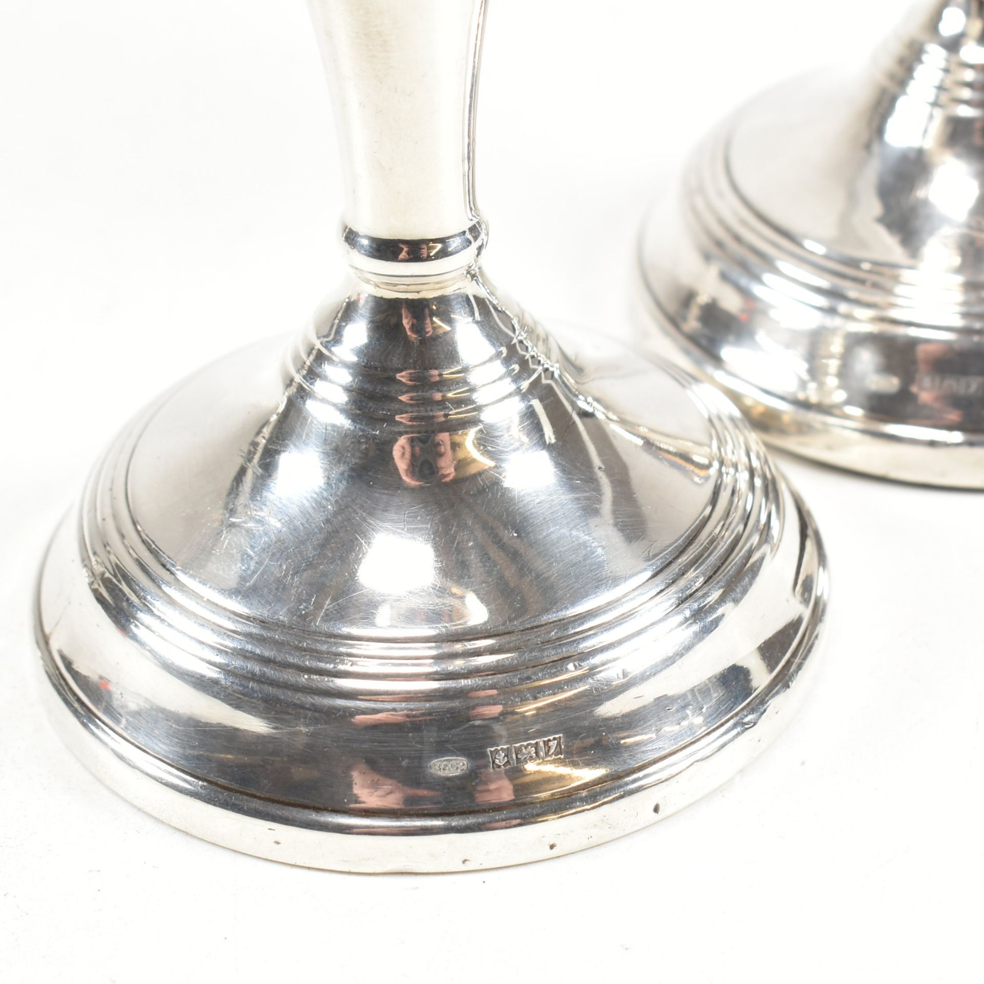 THREE 20TH CENTURY HALLMARKED SILVER CANDLESTICKS - Bild 5 aus 8