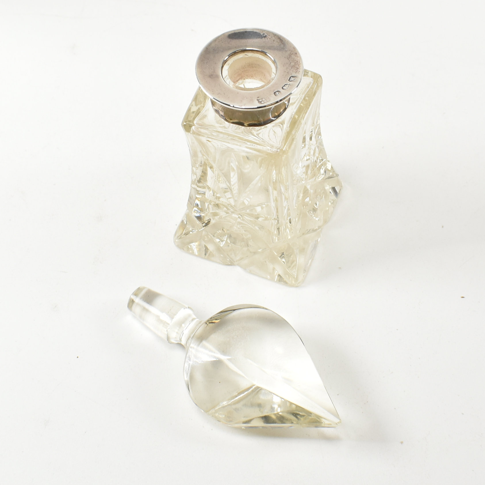 EARLY 20TH CENTURY HALLMARKED SILVER & CUT GLASS BOTTLES & VASE - Image 8 of 9