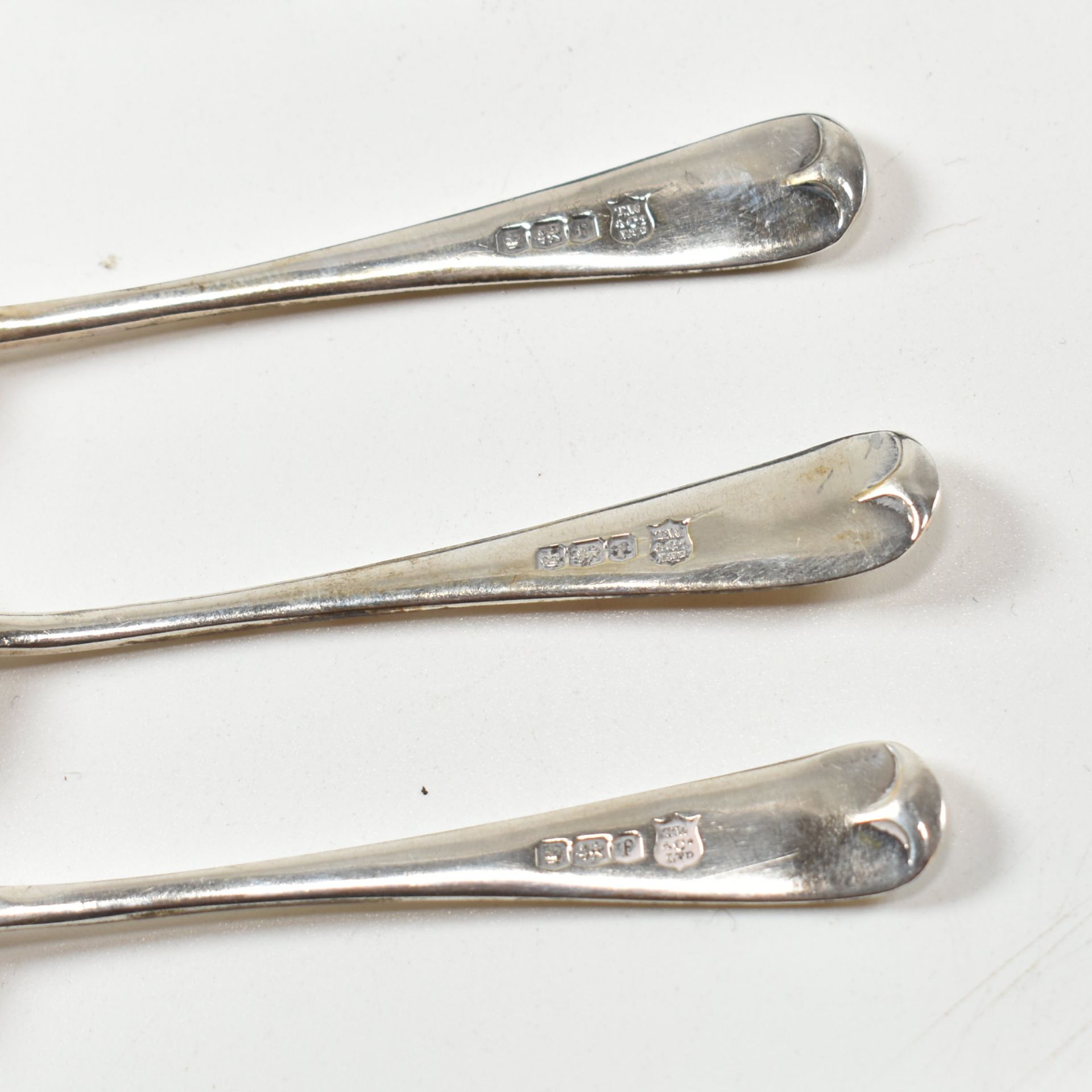 TWO CASED SETS OF GEORGE V HALLMARKED SILVER SPOONS - Image 8 of 10