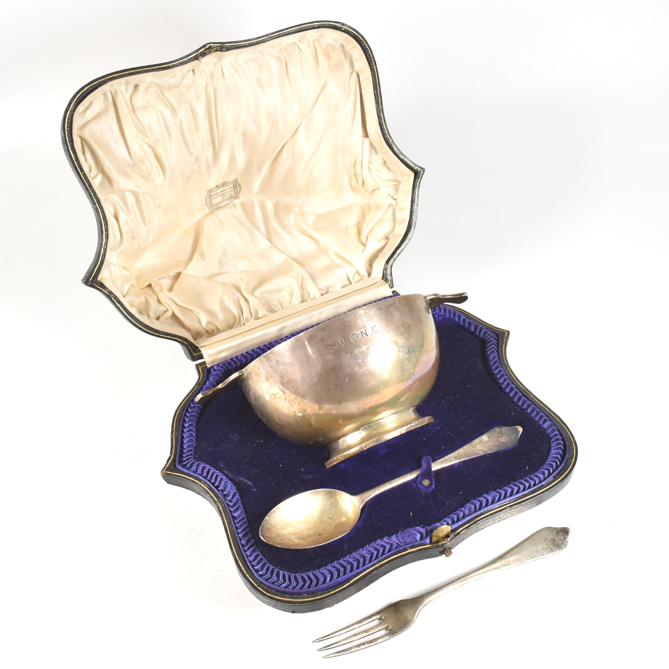 CASED GEORGE V HALLMARKED SILVER CHRISTENING SET & FORK