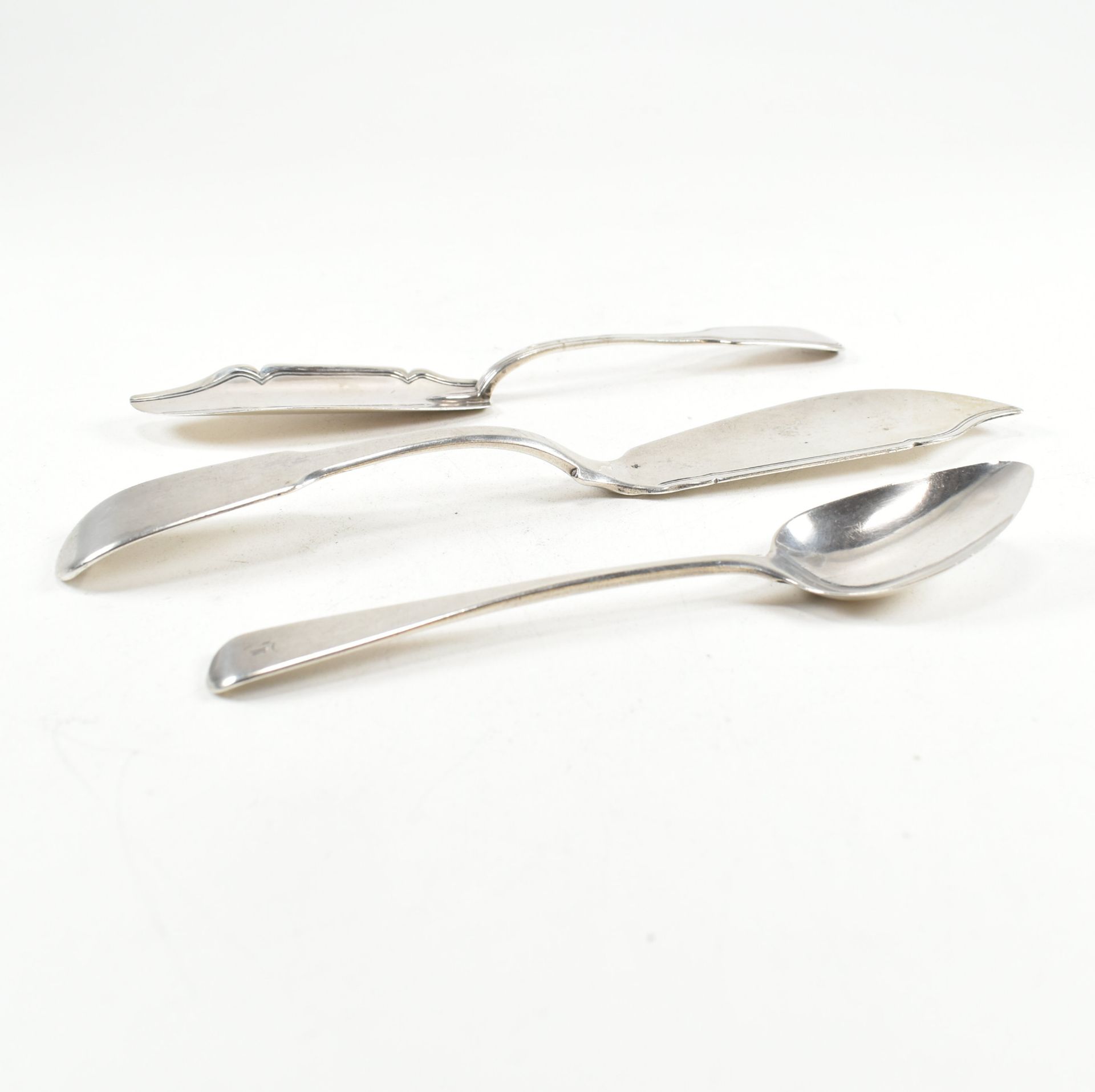 TWO GEORGE III HALLMARKED SILVER FISH KNIVES & TEA SPOON - Image 2 of 6