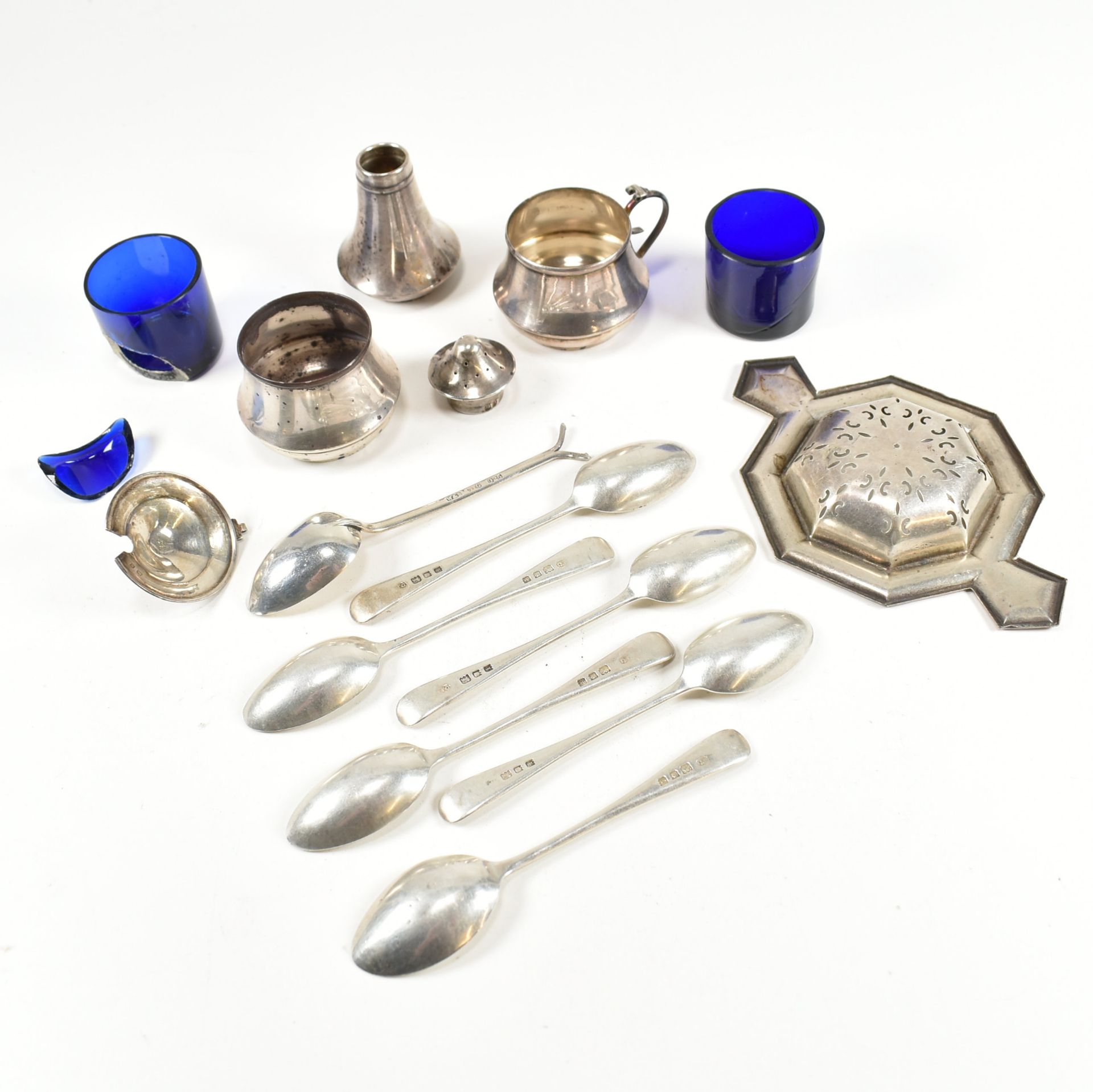 COLLECTION OF EARLY 20TH CENTURY HALLMARKED SILVER ITEMS - Image 4 of 6