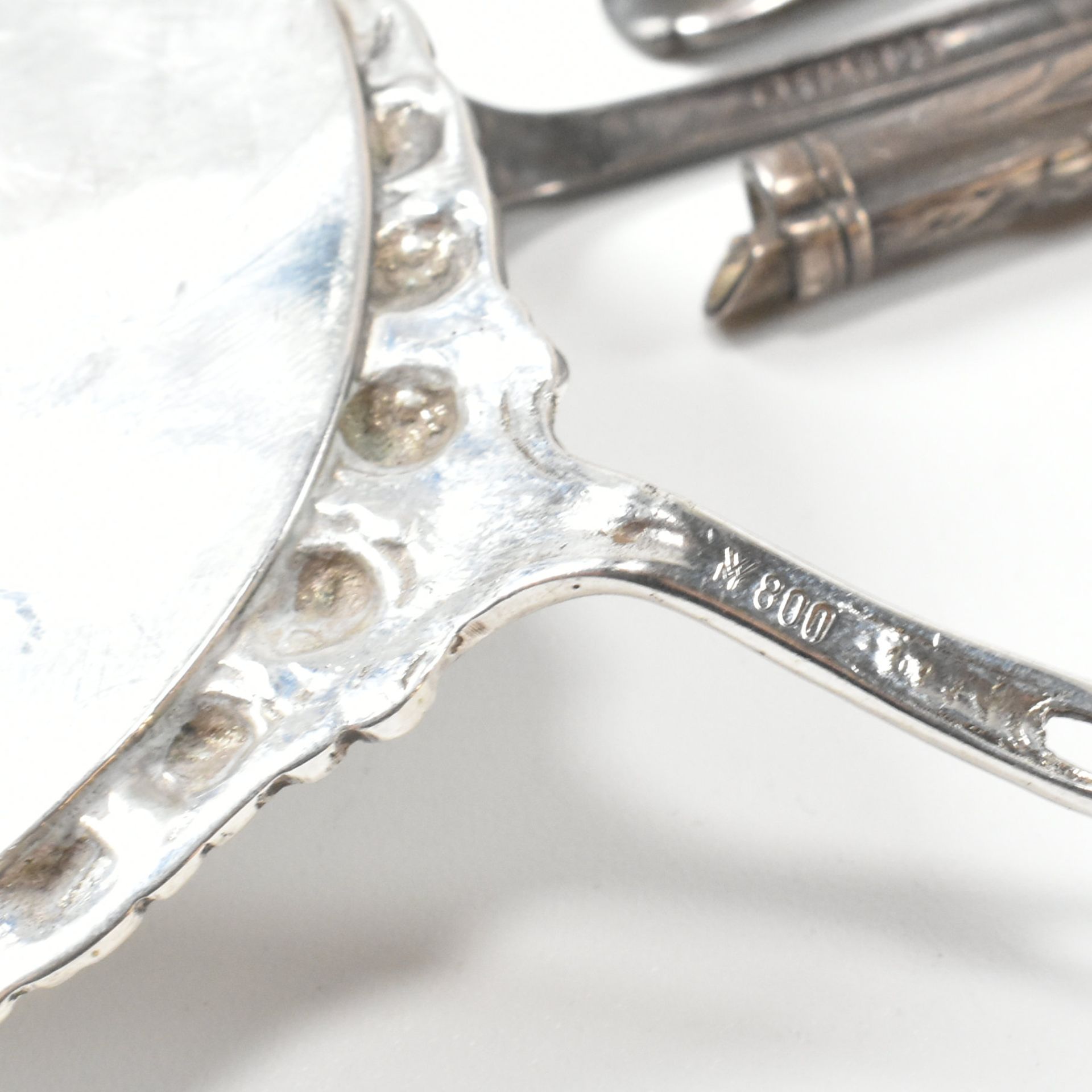 COLLECTION OF HALLMARKED SILVER WHITE METAL & 800 SILVER ITEMS - Image 8 of 10