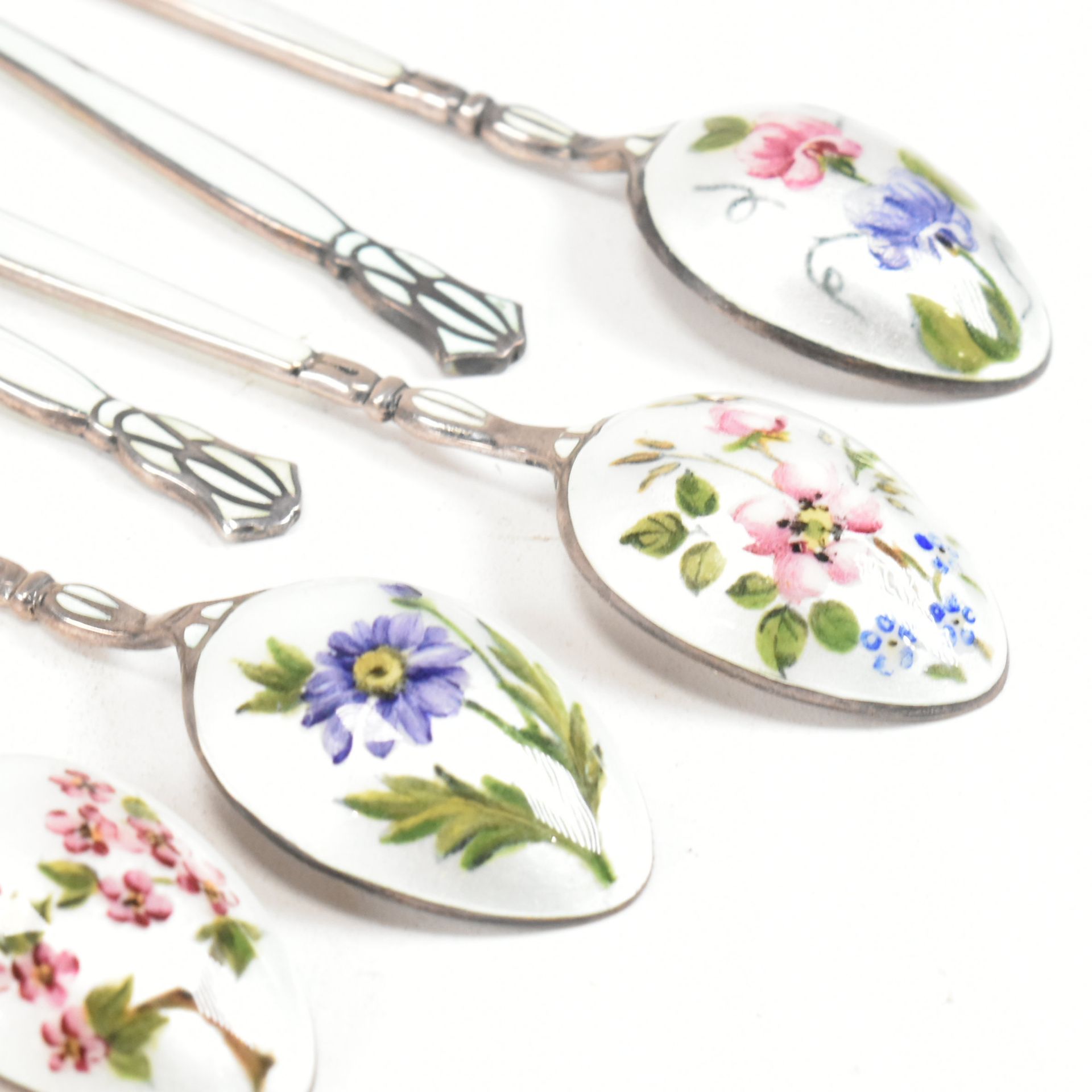 1950S CASED SET OF 8 HALLMARKED SILVER & ENAMEL TEA SPOONS - Image 6 of 11