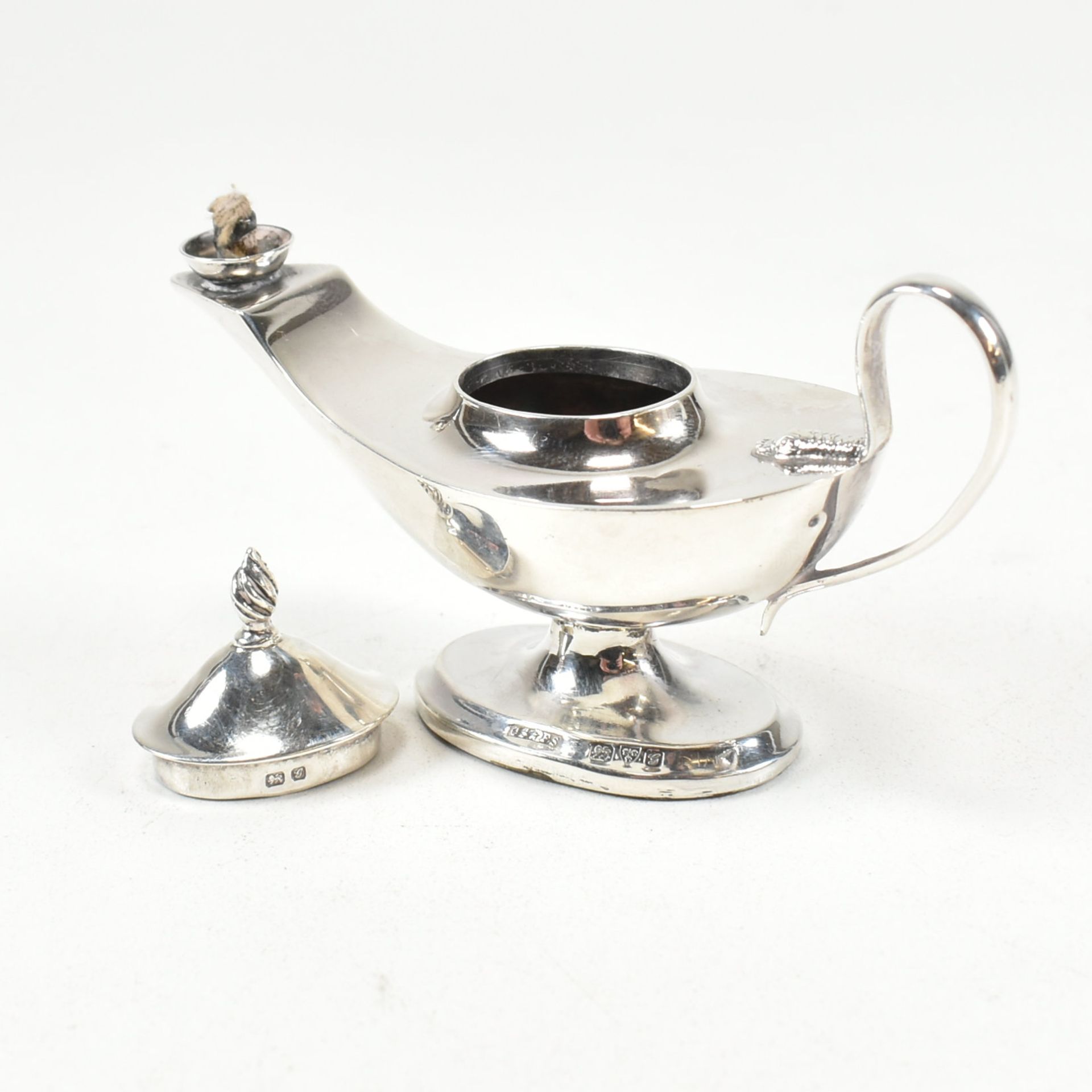 HALLMARKED SILVER MINIATURE OIL LAMP AND CHATELAINE PILL BOX - Bild 5 aus 8