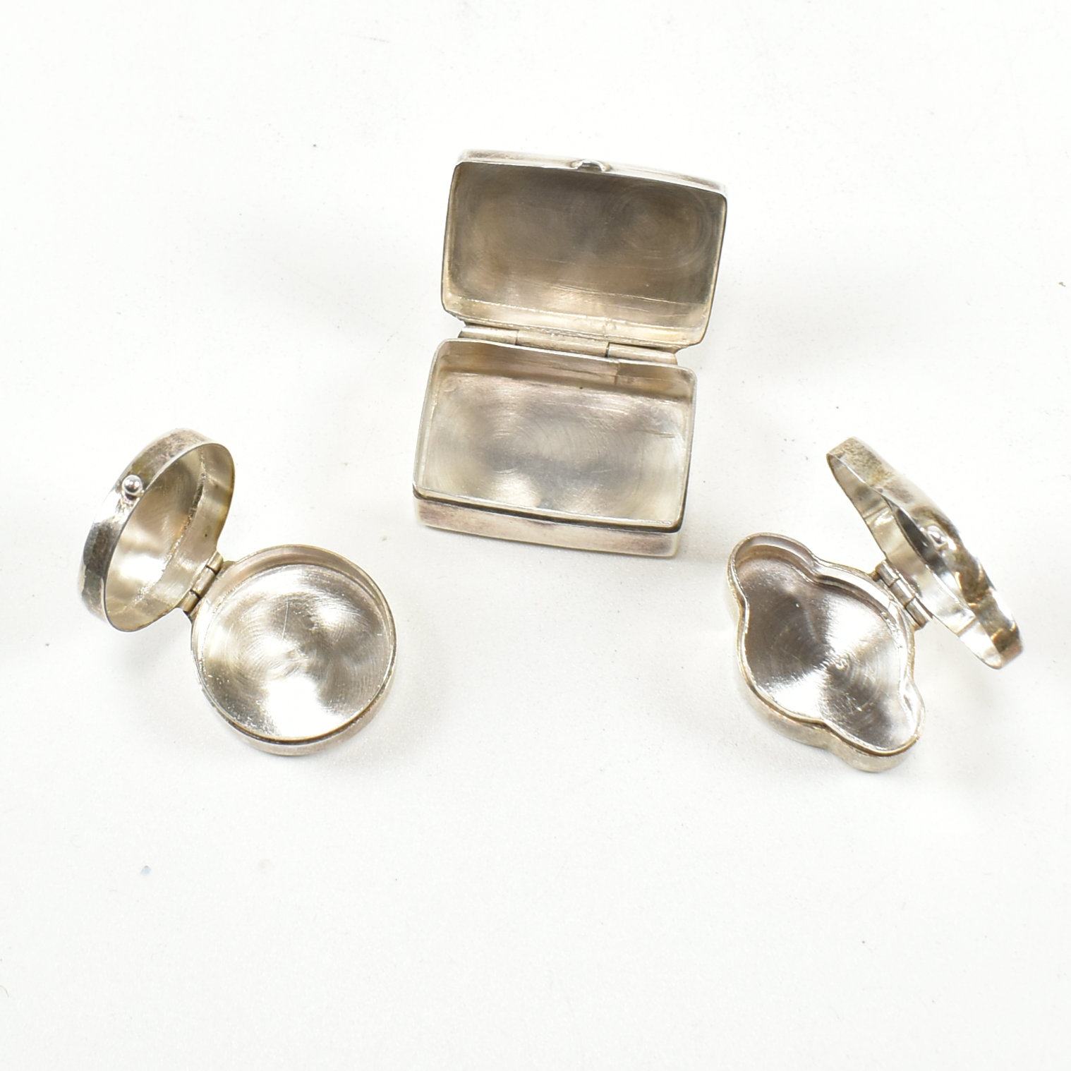 THREE CONTEMPORARY 925 & HALLMARKED SILVER PILL BOXES - Image 3 of 7