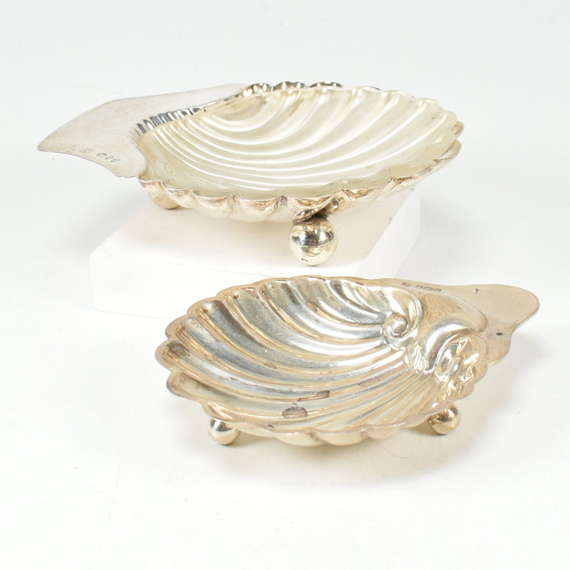 TWO HALLMARKED SILVER SHELL BUTTER DISHES VICTORIAN & LATER - Bild 3 aus 7