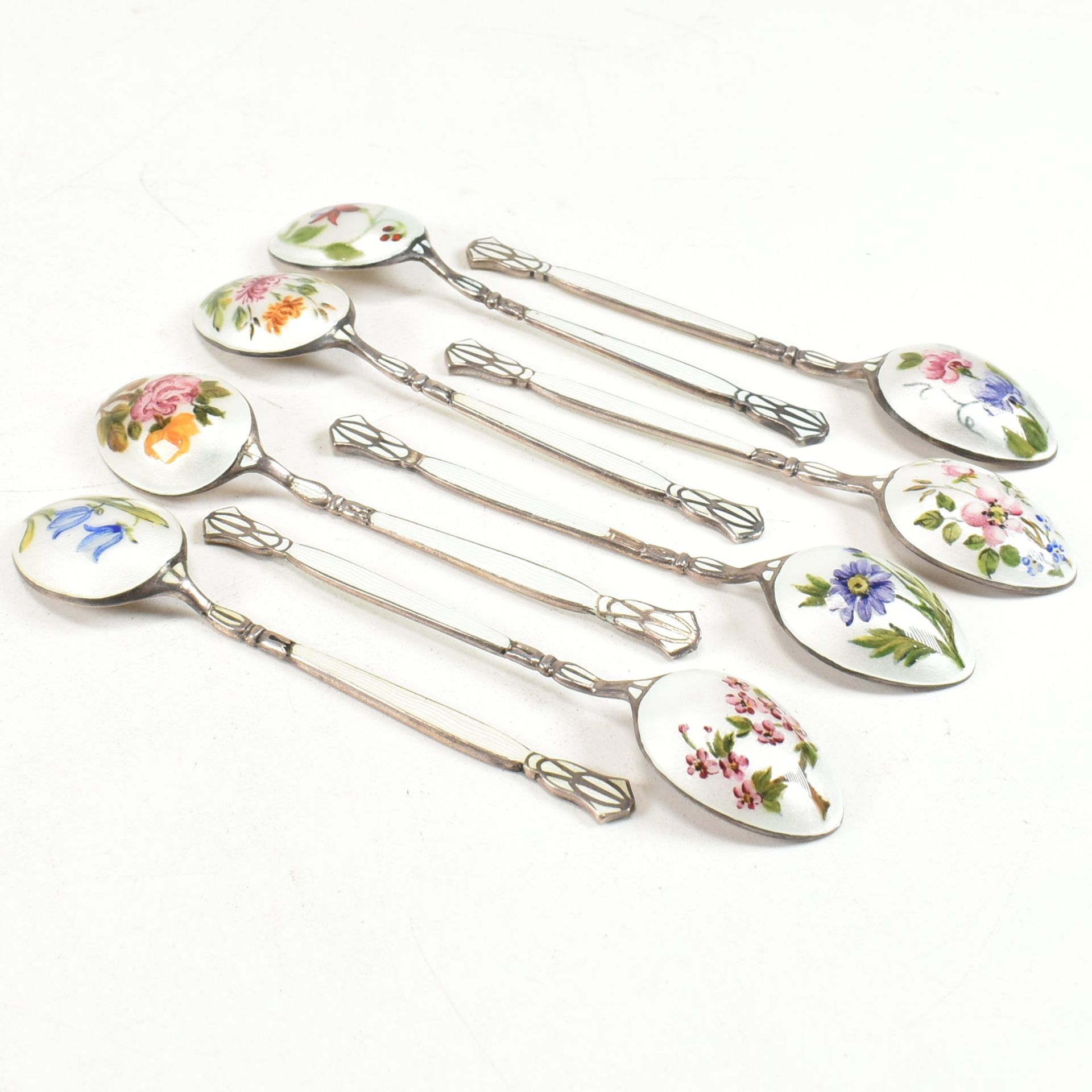 1950S CASED SET OF 8 HALLMARKED SILVER & ENAMEL TEA SPOONS