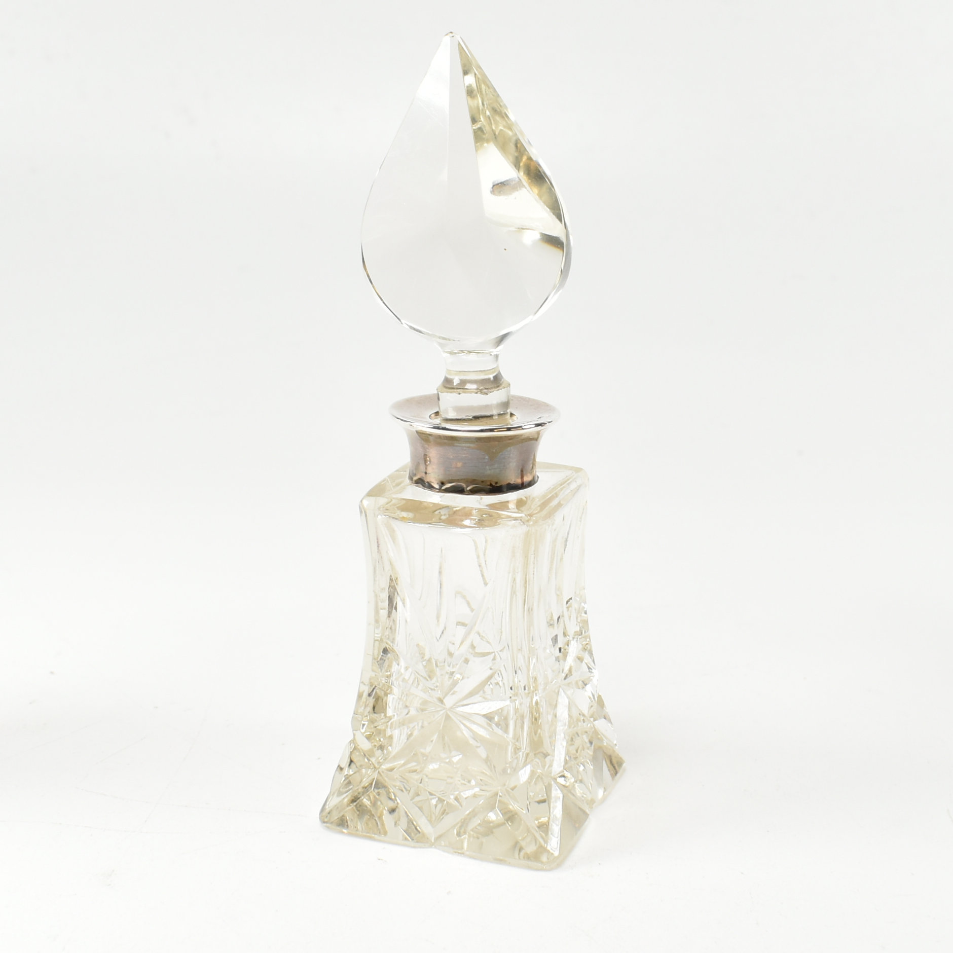 EARLY 20TH CENTURY HALLMARKED SILVER & CUT GLASS BOTTLES & VASE - Image 7 of 9