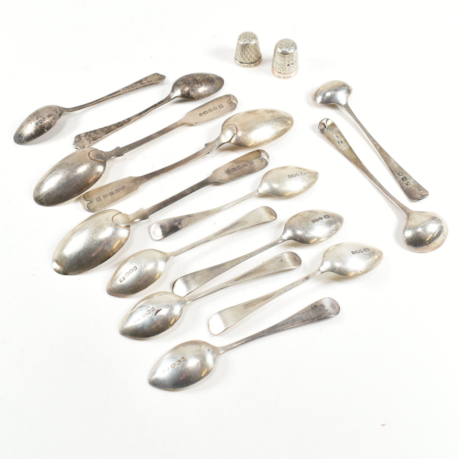 GEORGIAN & LATER HALLMARKED SILVER SPOONS & THIMBLES - Image 5 of 5