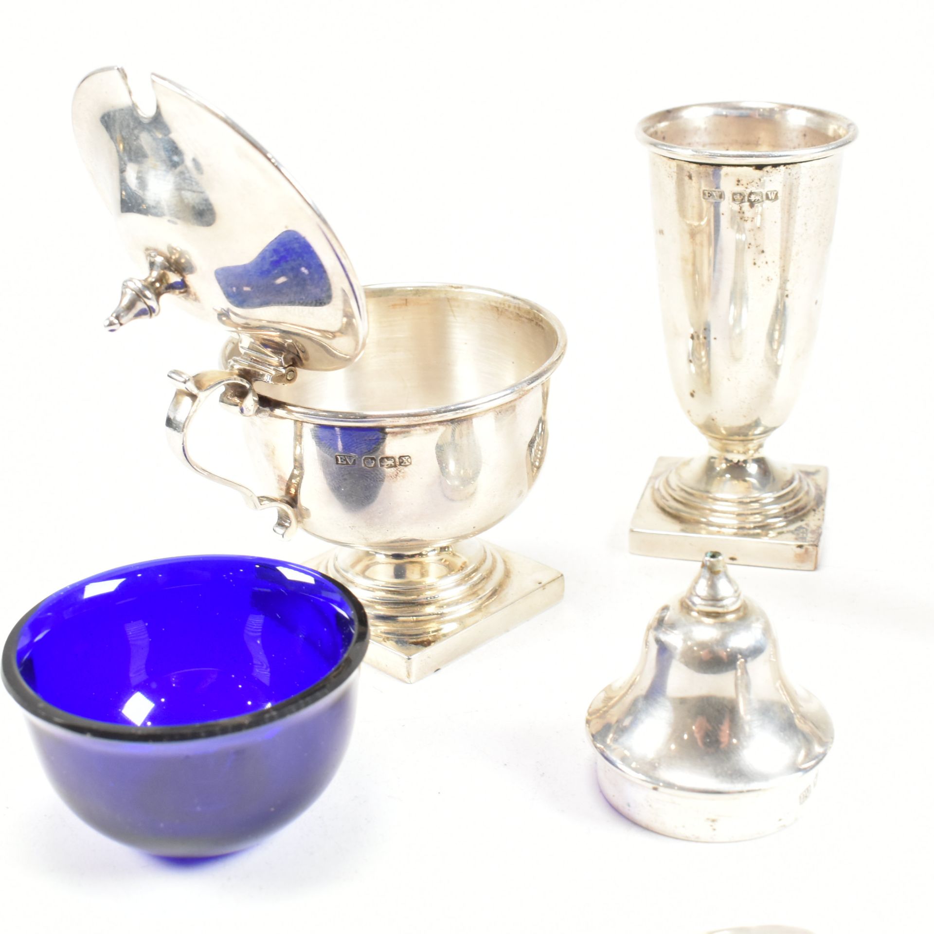 TWO EARLY 20TH CENTURY CASED HALLMARKED SILVER CRUET SETS - Image 9 of 9