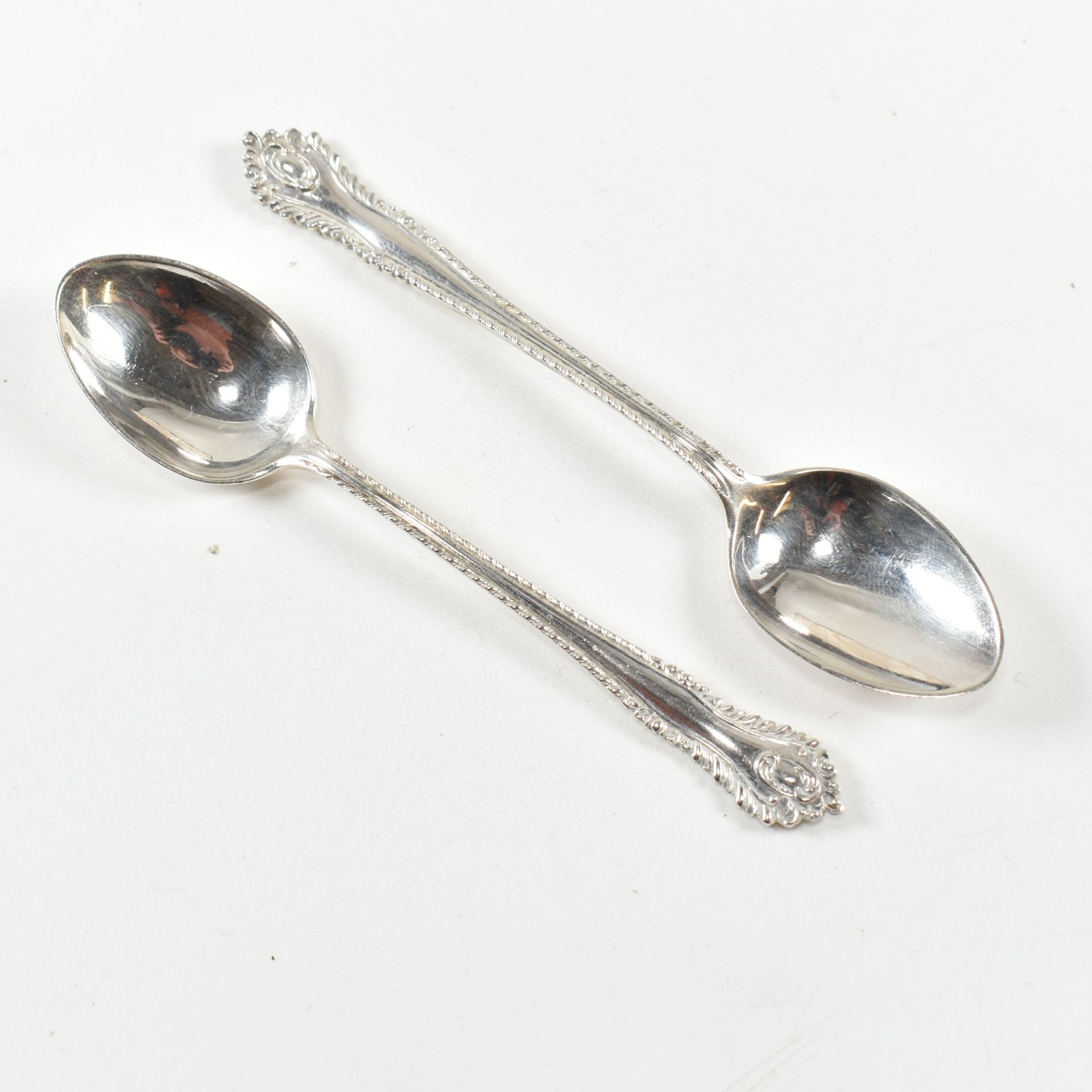 TWO CASED SETS OF HALLMARKED SILVER SPOONS EDWARD VII & LATER - Bild 6 aus 8