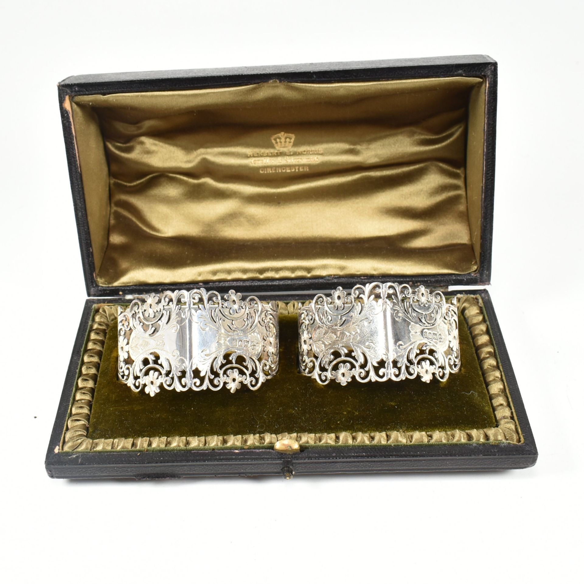 EDWARD VII CASED PAIR OF HALLMARKED SILVER NAPKIN RINGS