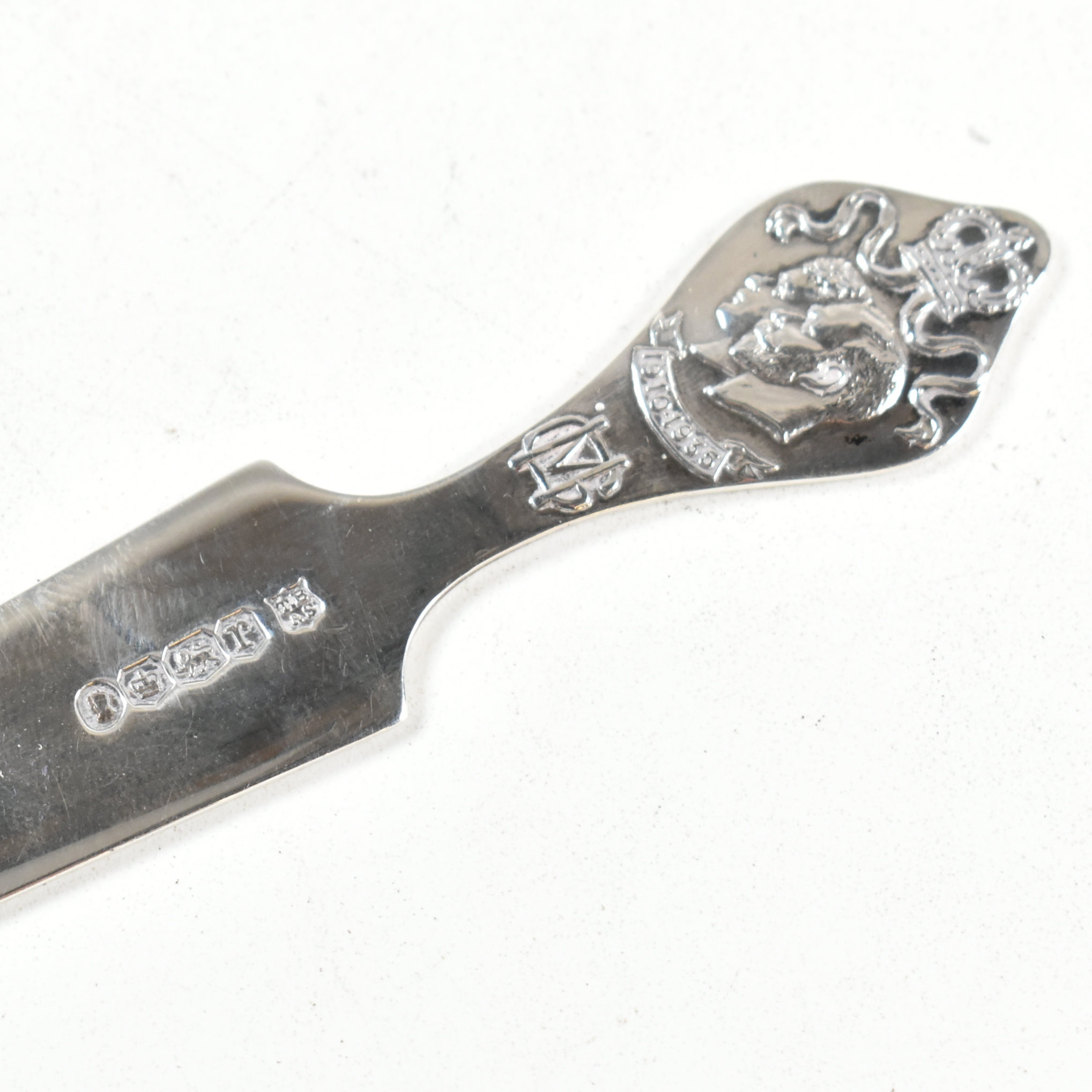 GEORGE V SILVER HANDLED BUTTER KNIVES & LETTER OPENER - Image 4 of 7