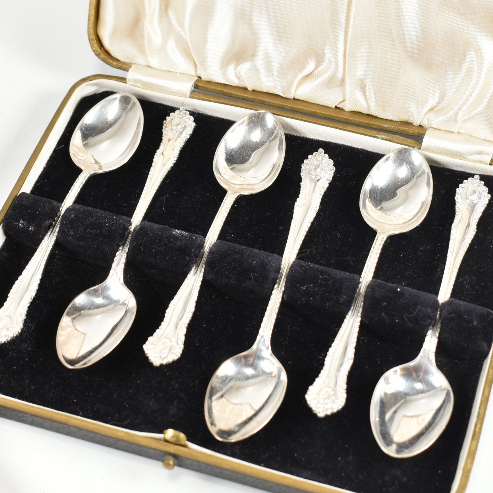 TWO CASED SETS OF HALLMARKED SILVER SPOONS EDWARD VII & LATER - Bild 3 aus 8