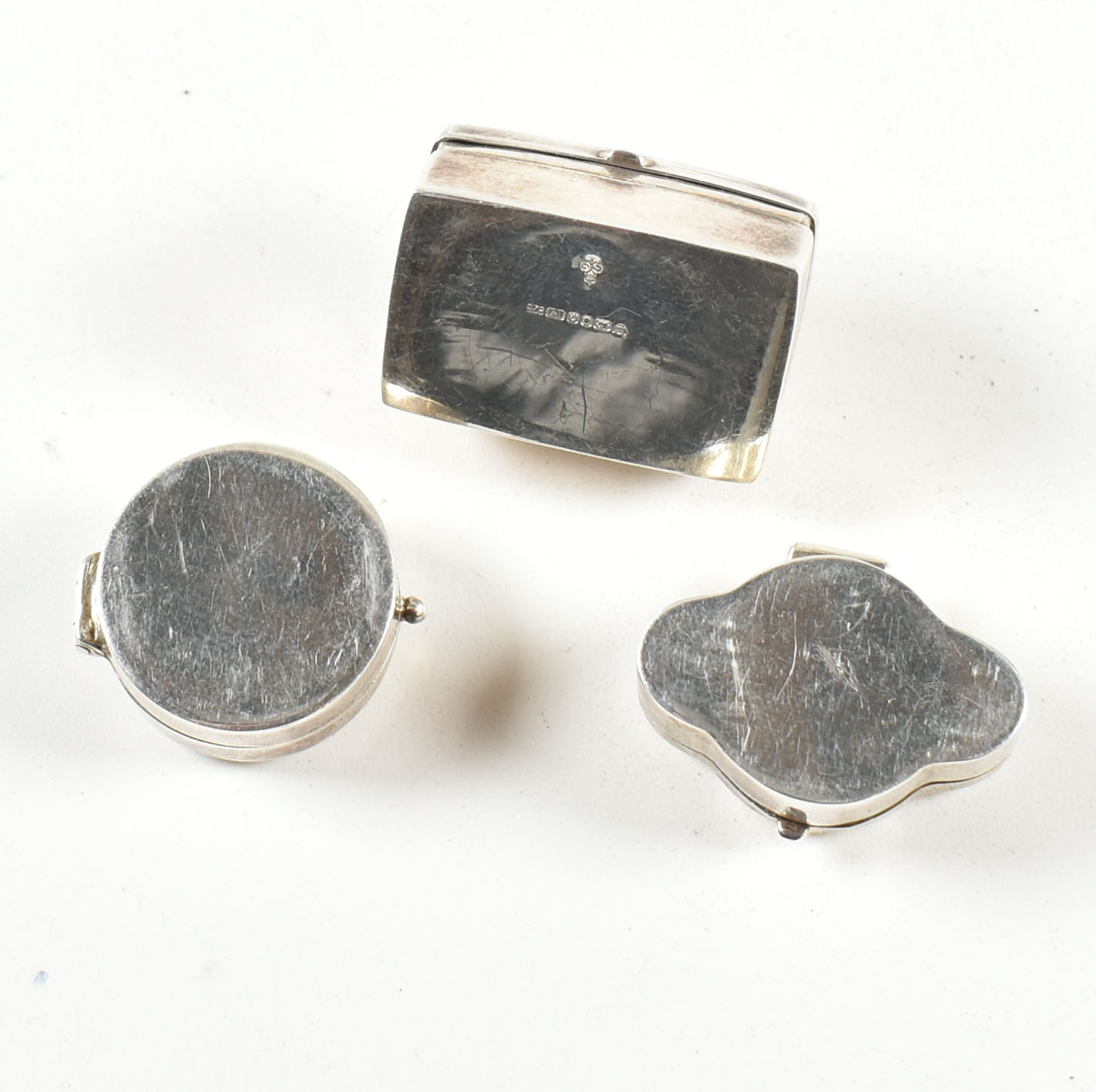 THREE CONTEMPORARY 925 & HALLMARKED SILVER PILL BOXES - Image 4 of 7