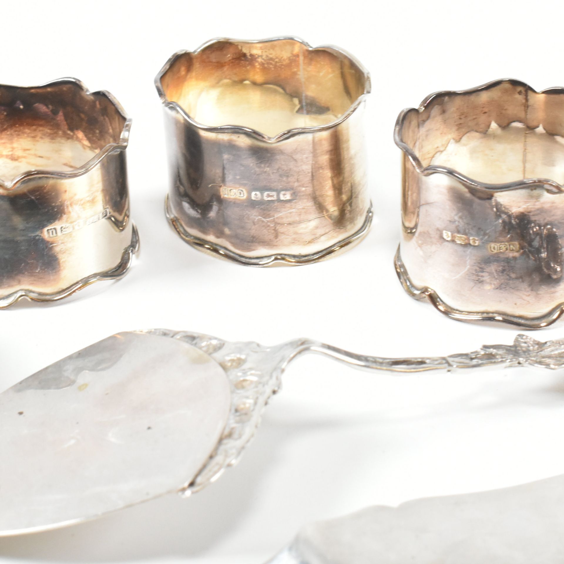 COLLECTION OF HALLMARKED SILVER WHITE METAL & 800 SILVER ITEMS - Image 7 of 10