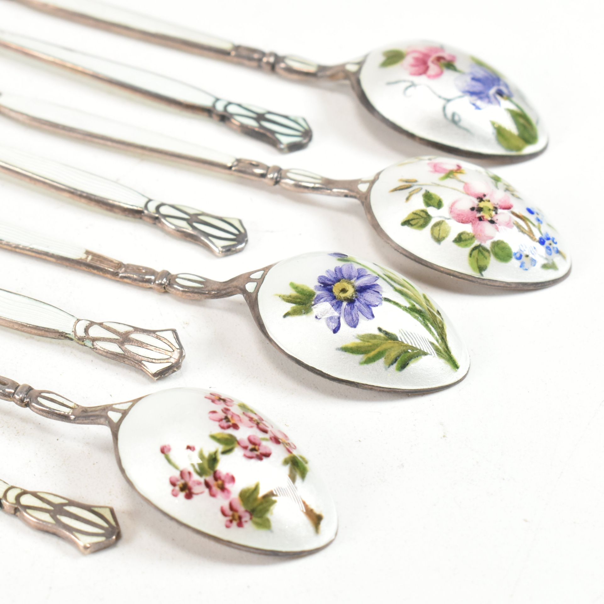 1950S CASED SET OF 8 HALLMARKED SILVER & ENAMEL TEA SPOONS - Bild 5 aus 11