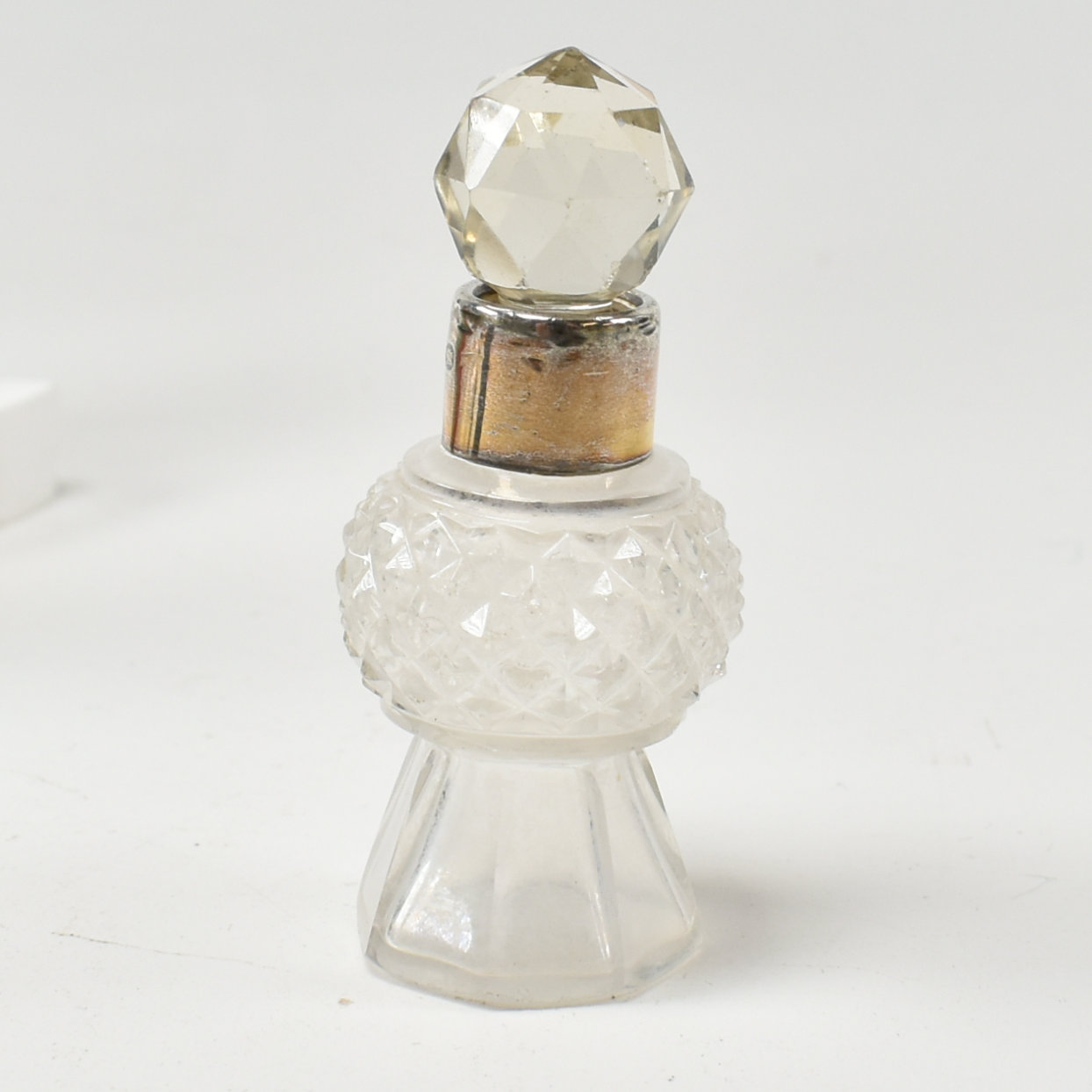 ANTIQUE & LATER CUT GLASS SCENT BOTTLES INCLUDING SILVER MOUNTED - Image 4 of 10