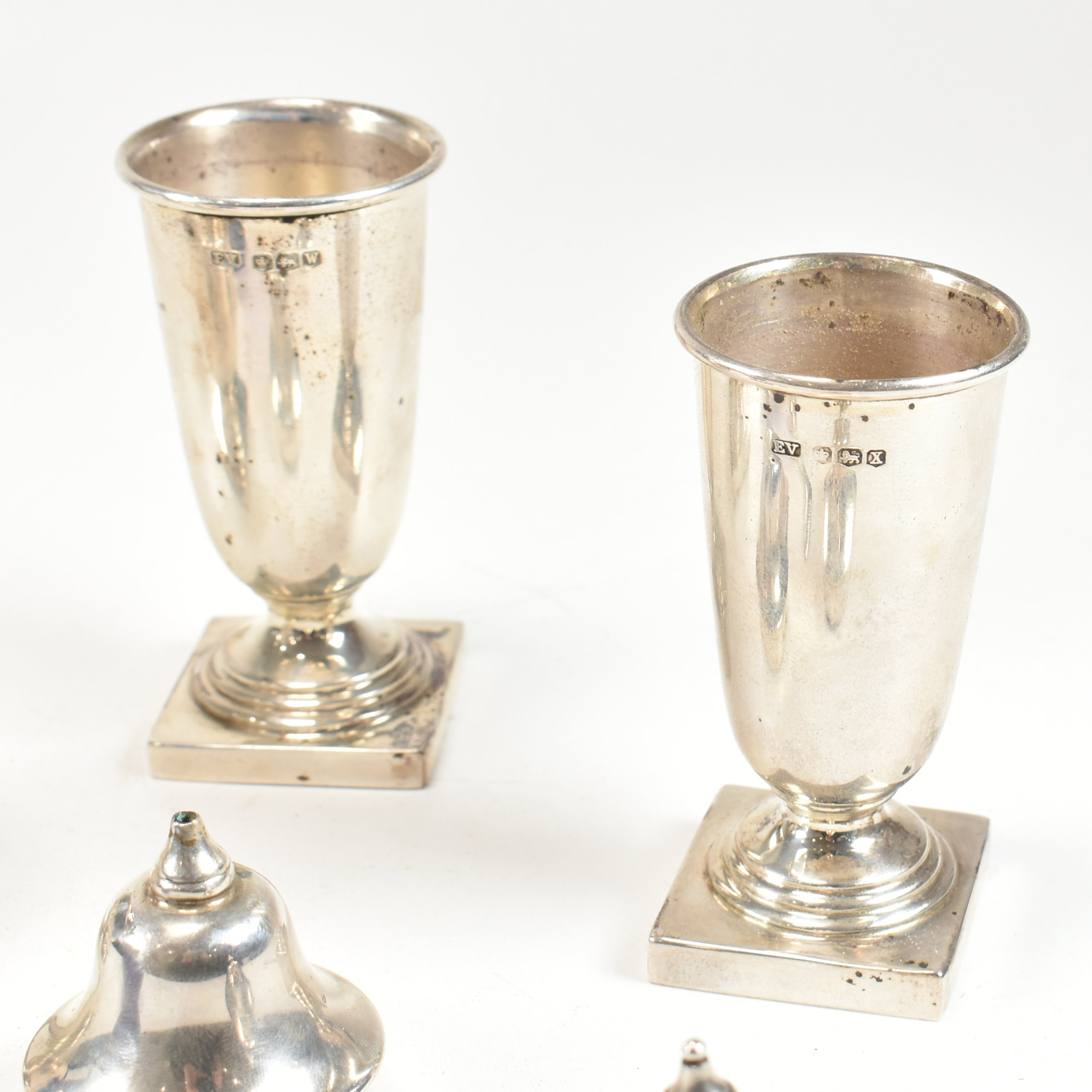 TWO EARLY 20TH CENTURY CASED HALLMARKED SILVER CRUET SETS - Image 8 of 9