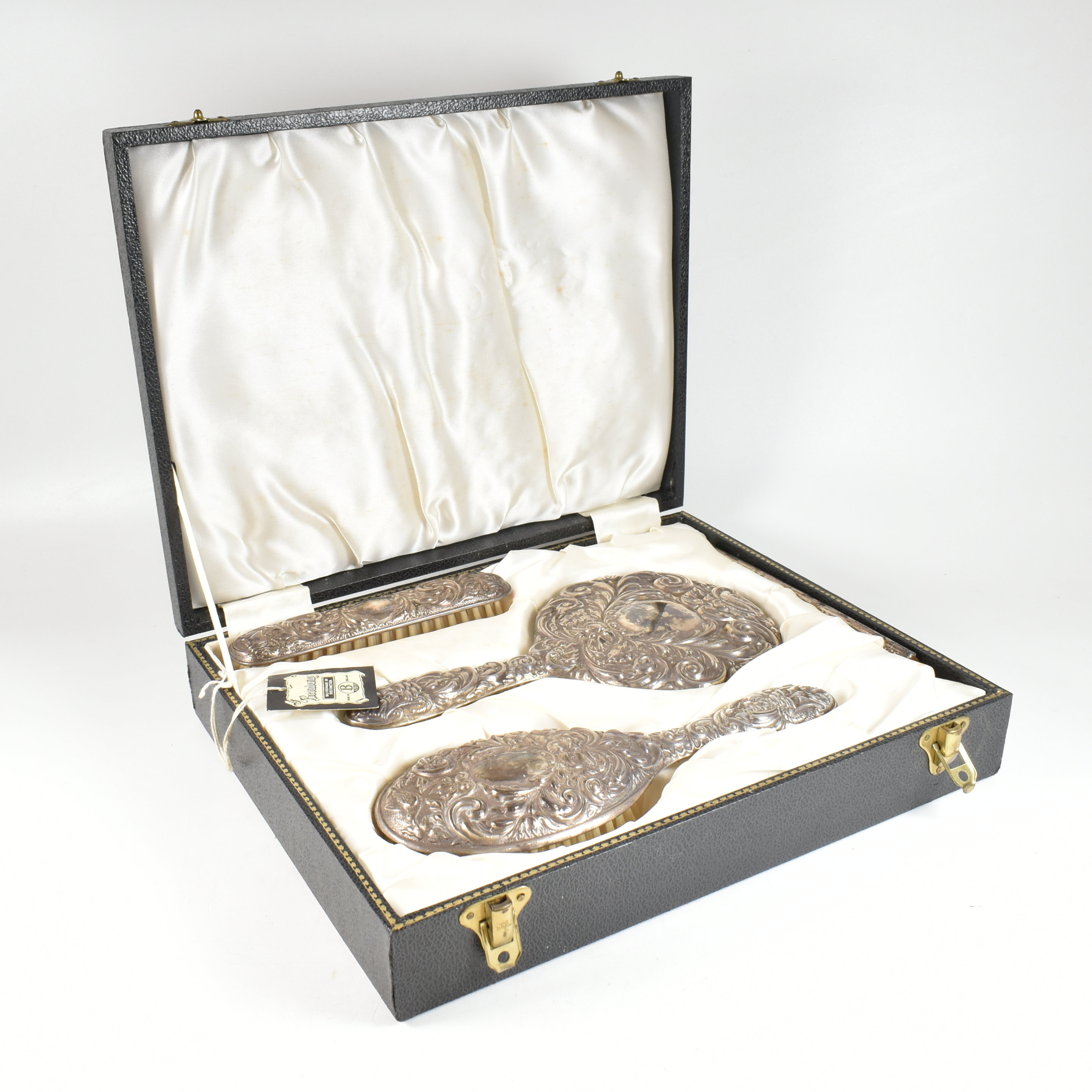 1960S HALLMARKED SILVER MOUNTED TRAVEL VANITY SET - Image 10 of 10