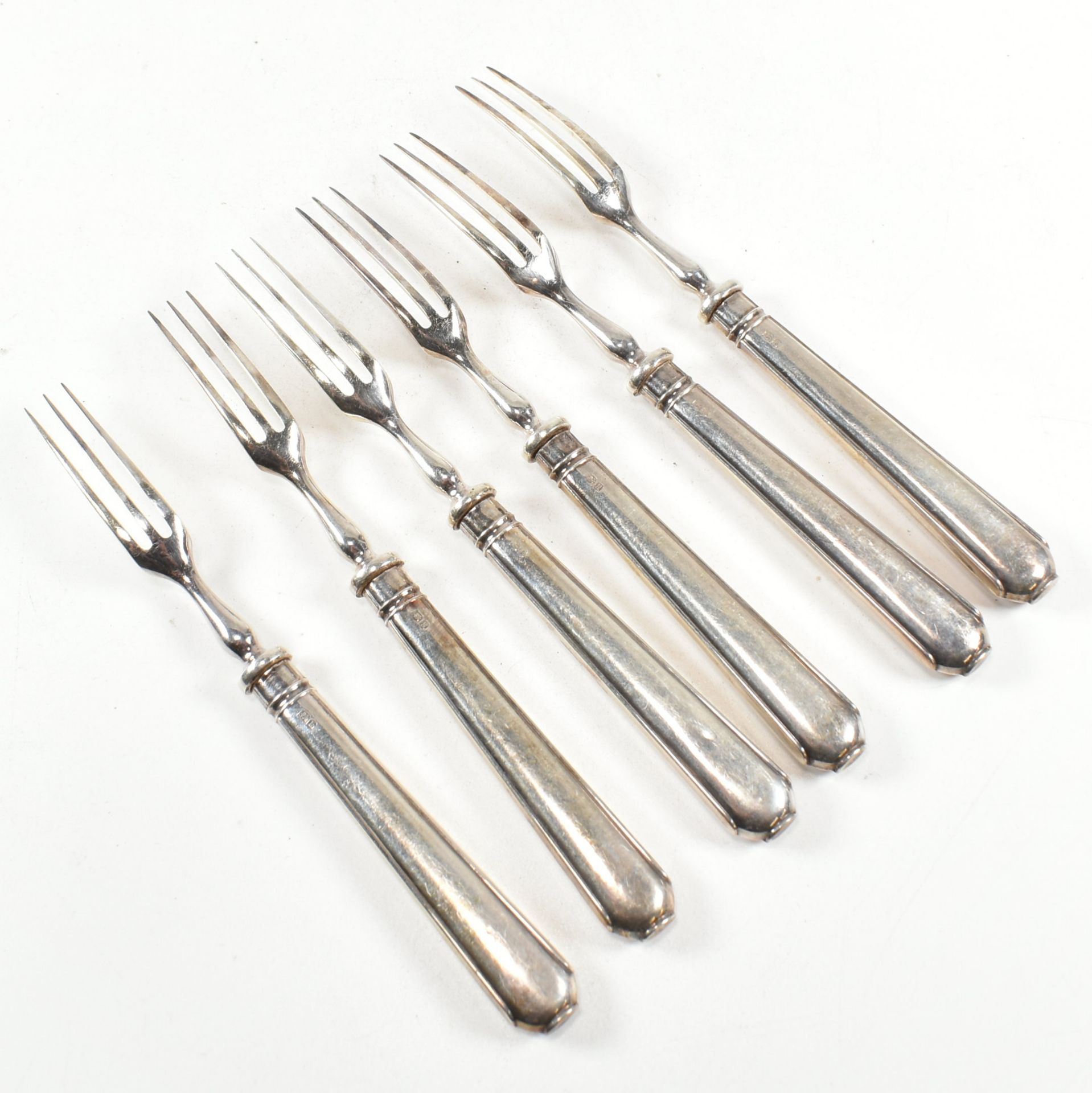 GEORGE V CASED SET OF SILVER HANDLED FRUIT CUTLERY - Image 7 of 8