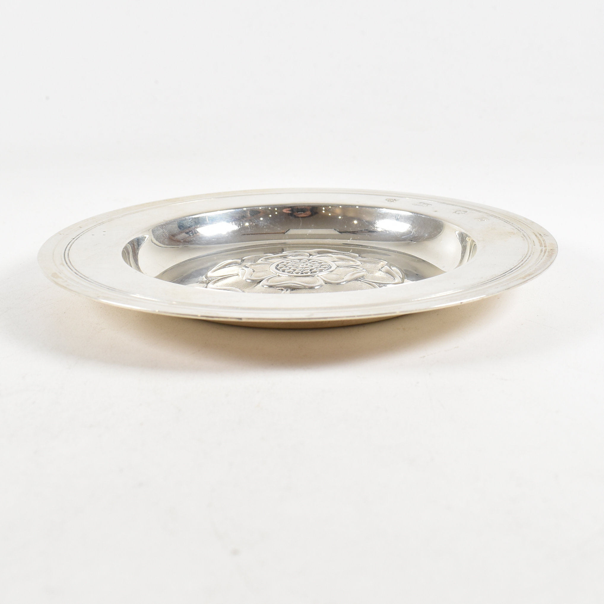 1960S HALLMARKED SILVER ARMADA DISH - Image 4 of 7