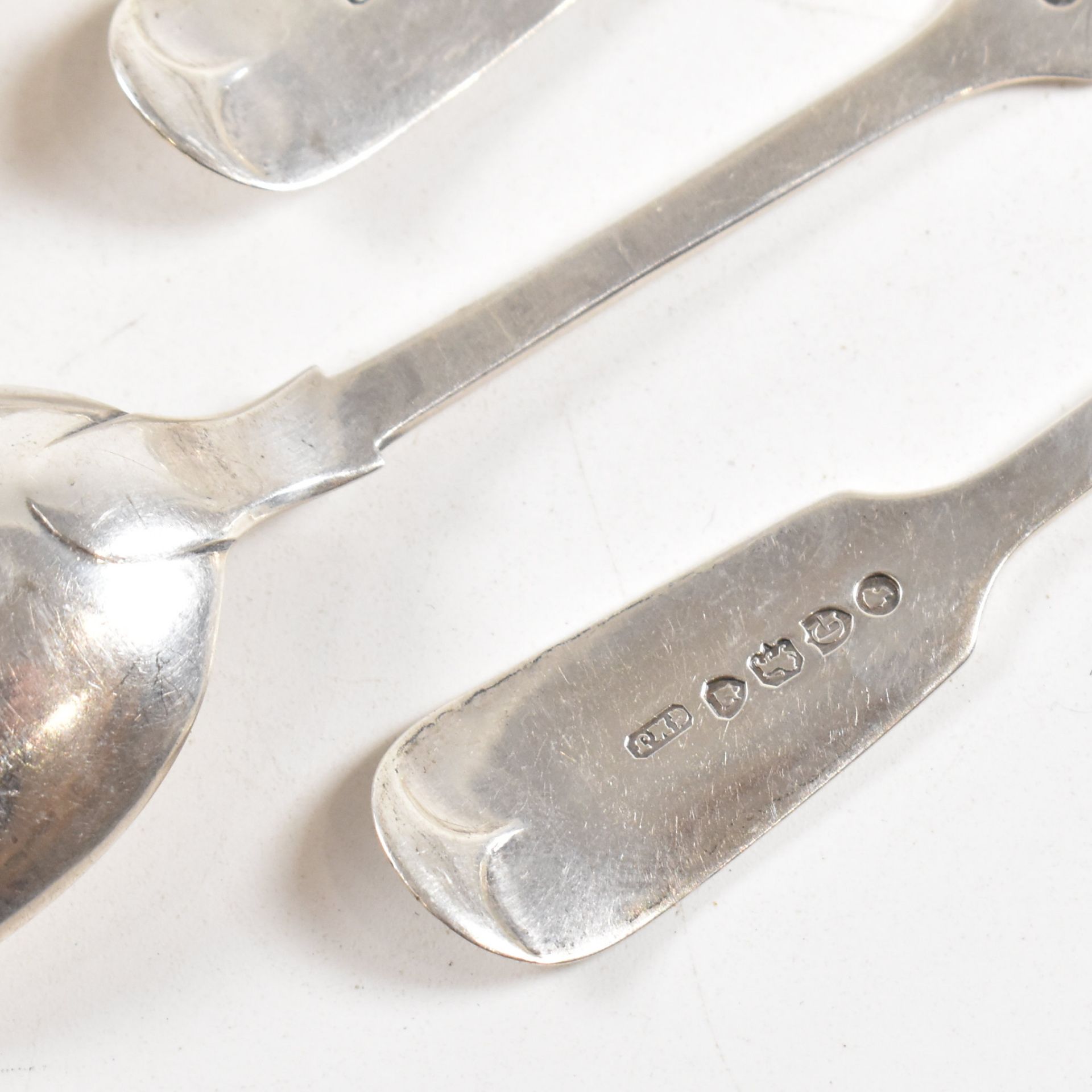 SET OF 6 VICTORIAN HALLMARKED SILVER FIDDLE PATTERN TEA SPOONS - Image 3 of 6
