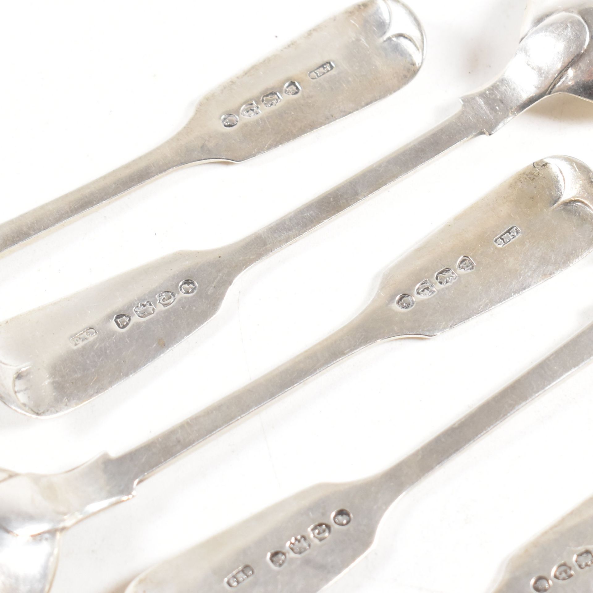 SET OF 6 VICTORIAN HALLMARKED SILVER FIDDLE PATTERN TEA SPOONS - Image 5 of 6