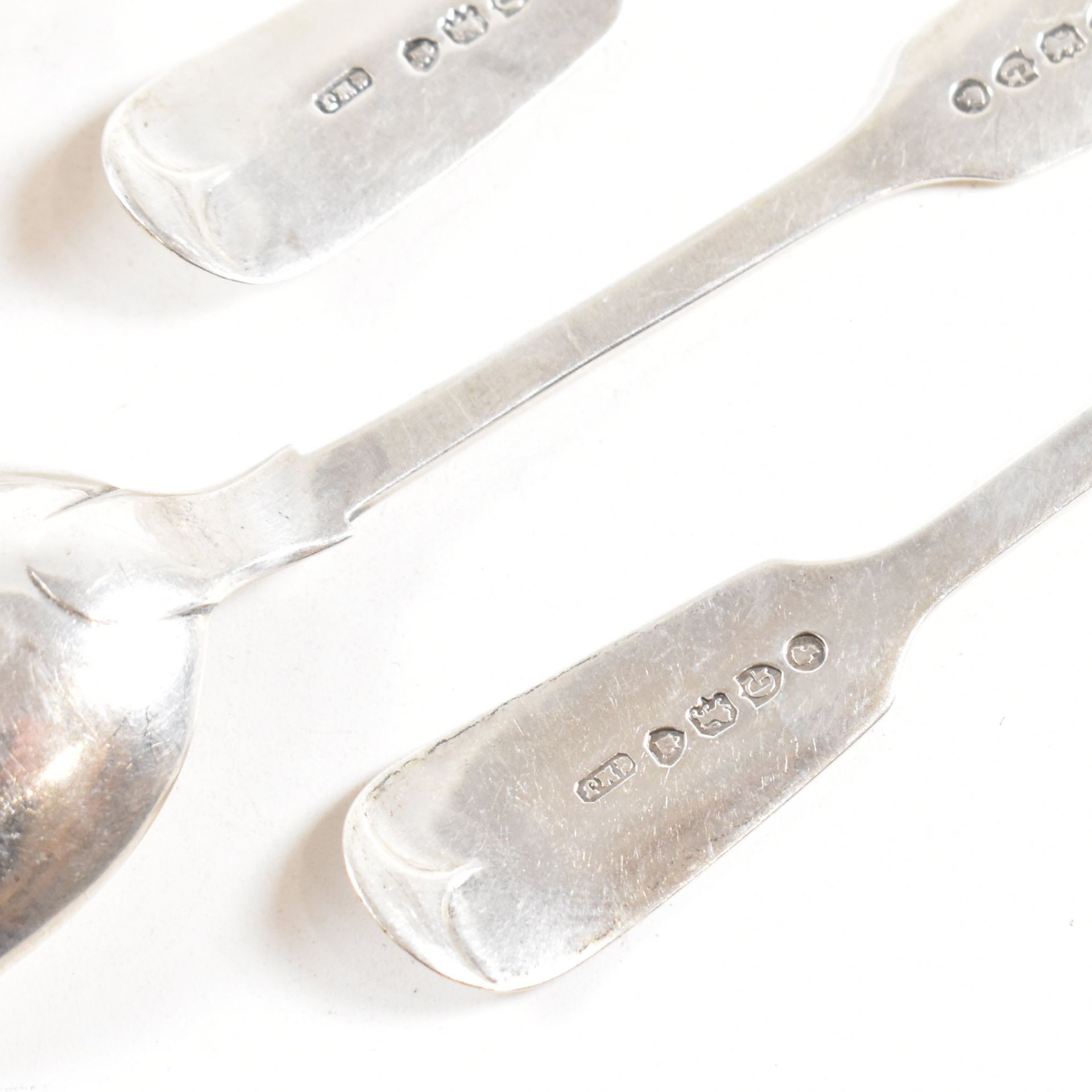 SET OF 6 VICTORIAN HALLMARKED SILVER FIDDLE PATTERN TEA SPOONS - Image 4 of 6