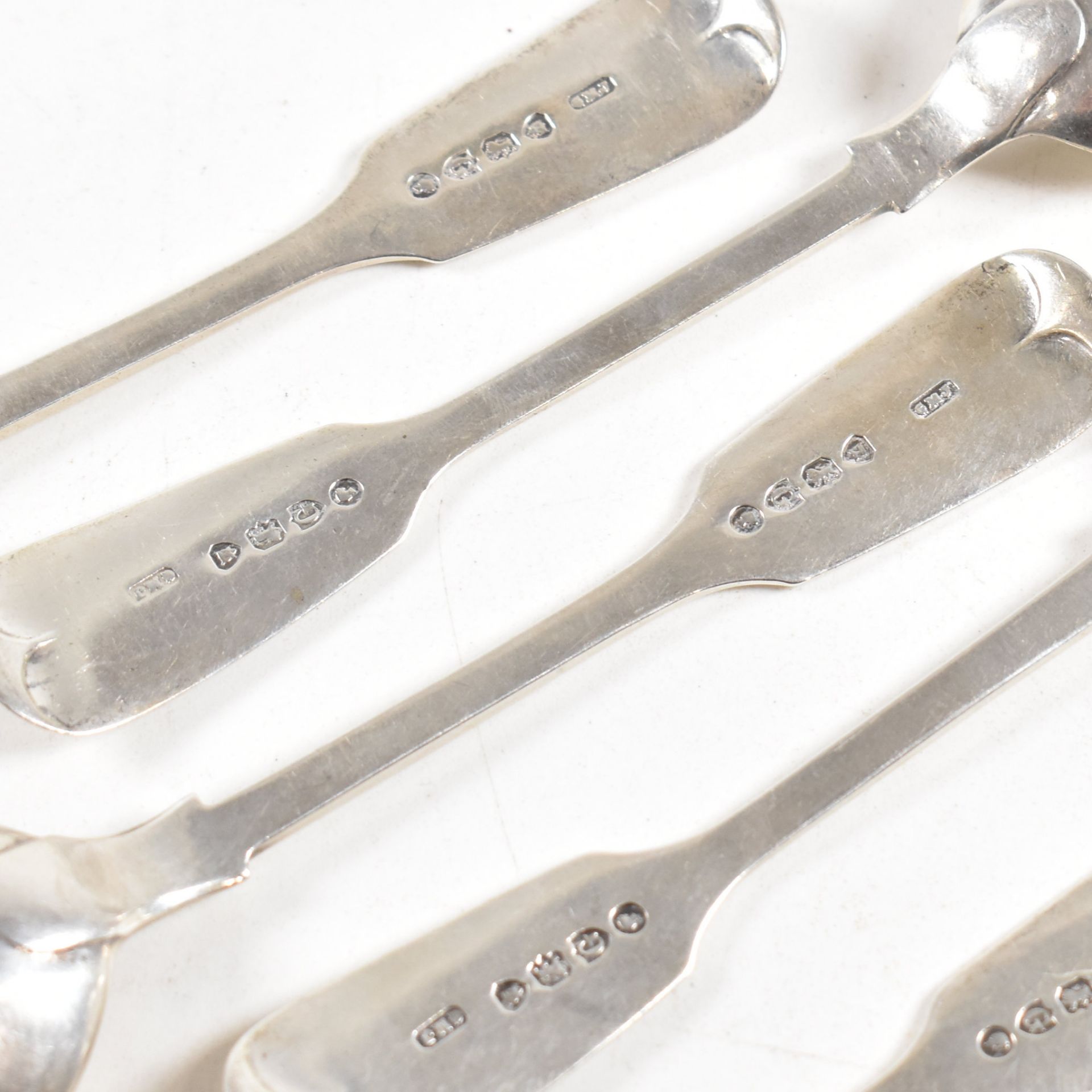 SET OF 6 VICTORIAN HALLMARKED SILVER FIDDLE PATTERN TEA SPOONS - Image 6 of 6