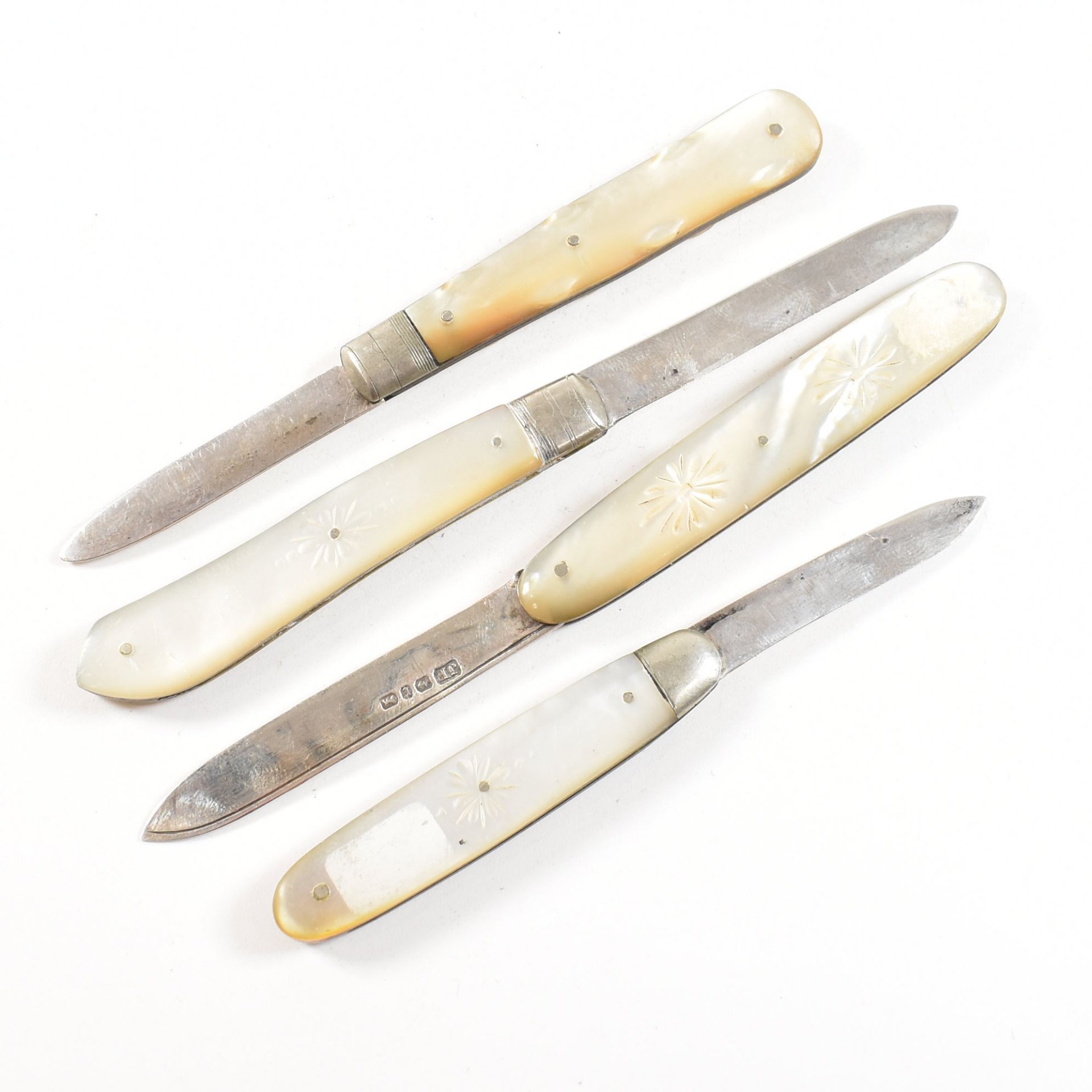 4 SILVER VICTORIAN & LATER & MOTHER OF PEARL FRUIT KNIVES - Bild 2 aus 6