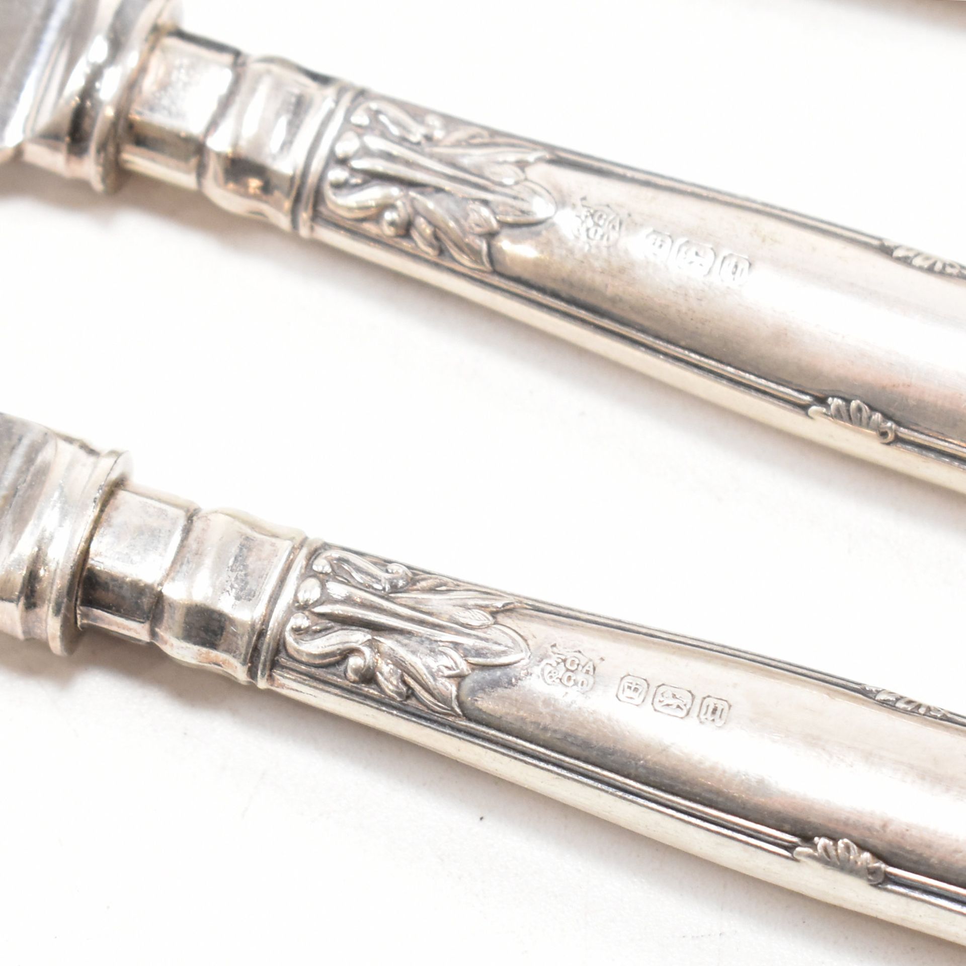 TWO GEORGE V CASED SETS OF HALLMARKED SILVER HANDLED ITEMS - Bild 6 aus 6